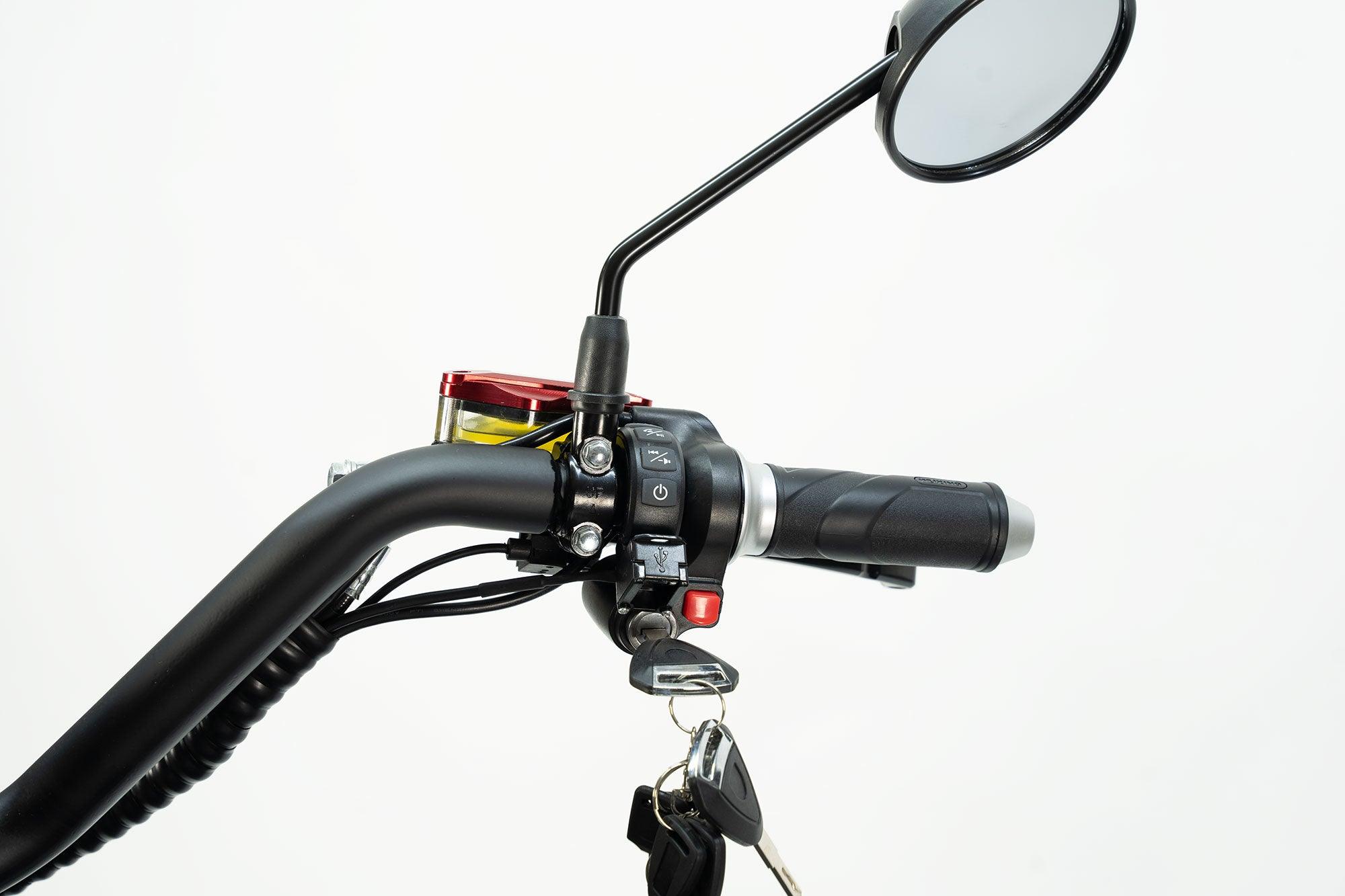 Nahaufnahme des City Twister NEU - E-Choppers: CityTwister 6.0 MAX DUO 80 km/h (Modell 2026) Lenker mit Rückspiegel, Bedientasten, Gasgriff und 4000W-Motorschlüsselsatz - alles vor weißem Hintergrund.