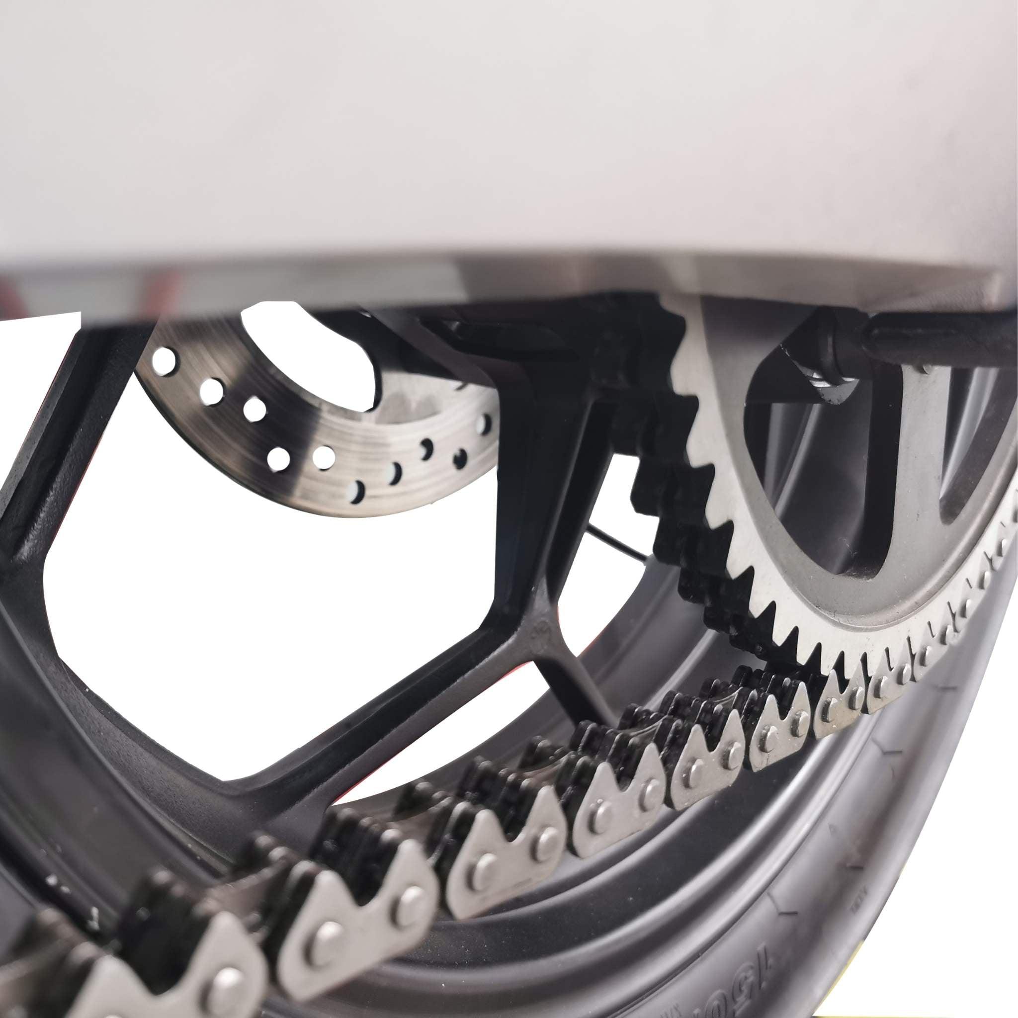 Nahaufnahme des Hinterrads des Tinbot TB-RS1 120 km/h E-Motorrads, die den Reifen, die Kette, das Ritzel und die Scheibenbremse vor einem weißen Hintergrund zeigt. Dieses neue Elektromotorrad von Tinbot erreicht eine Geschwindigkeit von bis zu 120 km/h.