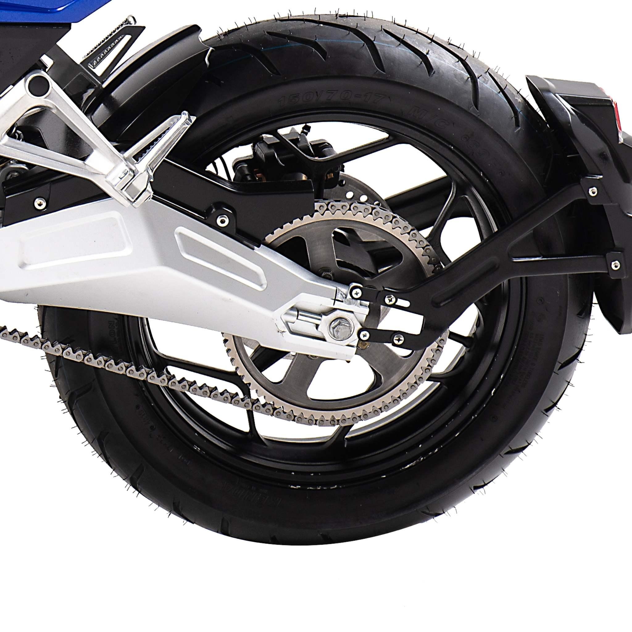 Nahaufnahme des Hinterrads des Tinbot E-Motorrad TB-RS1 120 km/h mit Kettenantrieb, Ritzel, Schwinge und hinterem Schutzblech; dieses neue Elektromotorradmodell von Tinbot erreicht Geschwindigkeiten von bis zu 120 km/h vor einem weißen Hintergrund.