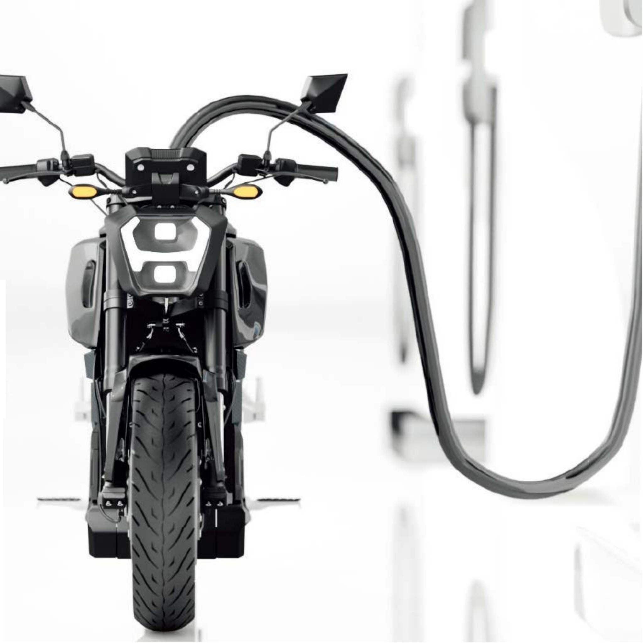 Das schwarze Tinbot E-Motorrad TB-RS1 120 km/h, ein neues Modell, steht mit dem Gesicht nach vorne in einem hellen, modernen weißen Raum und ist über ein dickes Kabel mit einer Ladestation verbunden. Dieses stylische Tinbot Elektromotorrad erreicht bis zu 120 km/h.