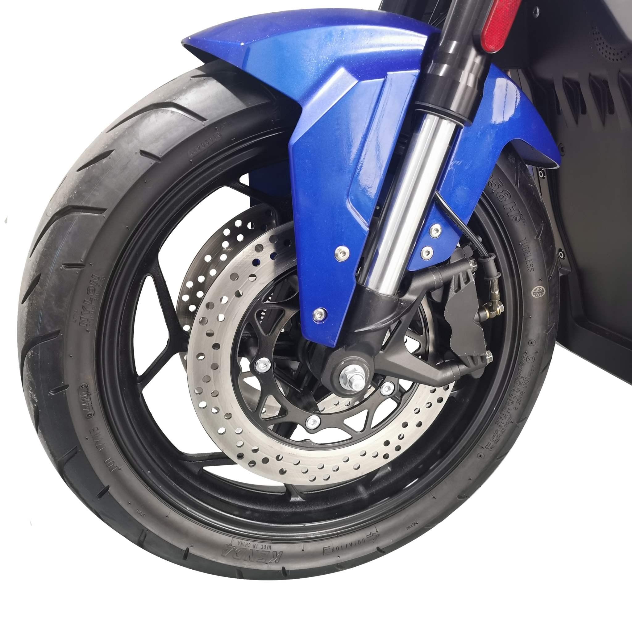 Nahaufnahme des Vorderrads des Tinbot E-Motorrad TB-RS1 mit Scheibenbremse und auffallend blauem Kotflügel. Der schwarze Reifen mit Profil und die gelochte Scheibe spiegeln die aufregende Höchstgeschwindigkeit von 120 km/h des neuen Modells wider.