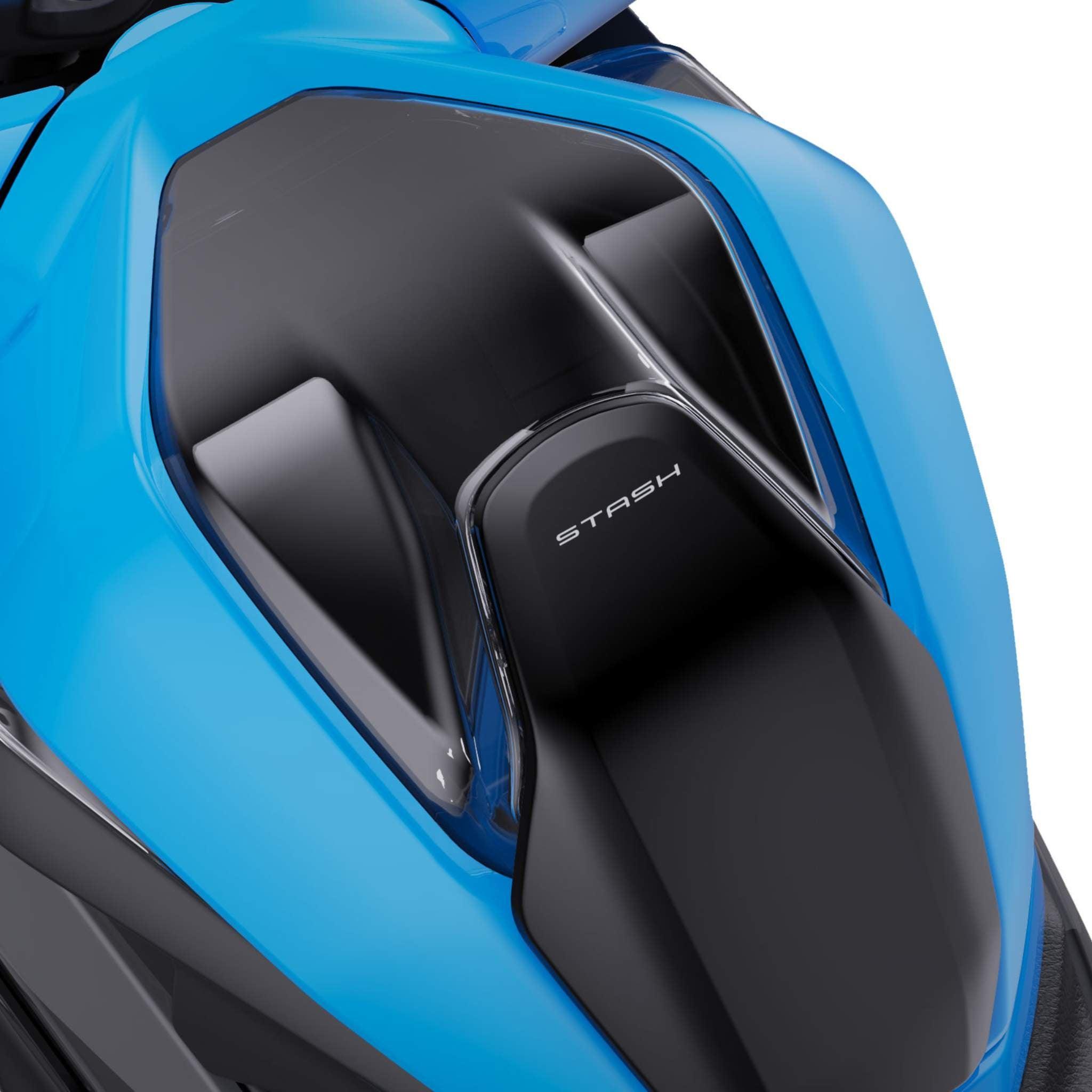 Nahaufnahme des blau-schwarzen Sitzes des VMOTO Elektro Motorrad Stash 120 km/h, der mit dem Schriftzug "STASH" auf der Rückenlehne versehen ist und das schlanke, moderne Design von VMOTO unterstreicht.