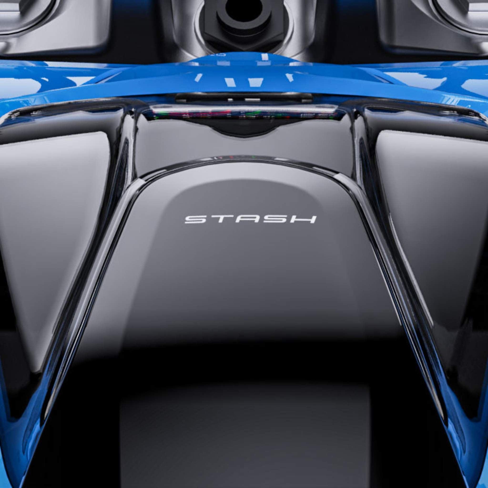 Nahaufnahme der glänzenden blau-schwarzen Oberfläche des VMOTO Elektro Motorrad Stash 120 km/h, mit dem Schriftzug STASH" in weißer Schrift in der Mitte.