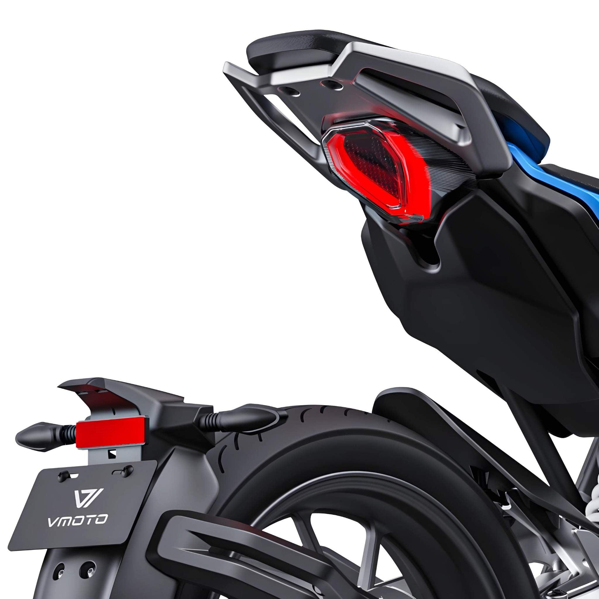 Nahaufnahme der Heckpartie des Elektro Motorrad VMOTO Stash 120 km/h mit Rücklicht, Hinterrad, Nummernschildhalter und Blinkern - alles in modernem Schwarz-Silber-Look.
