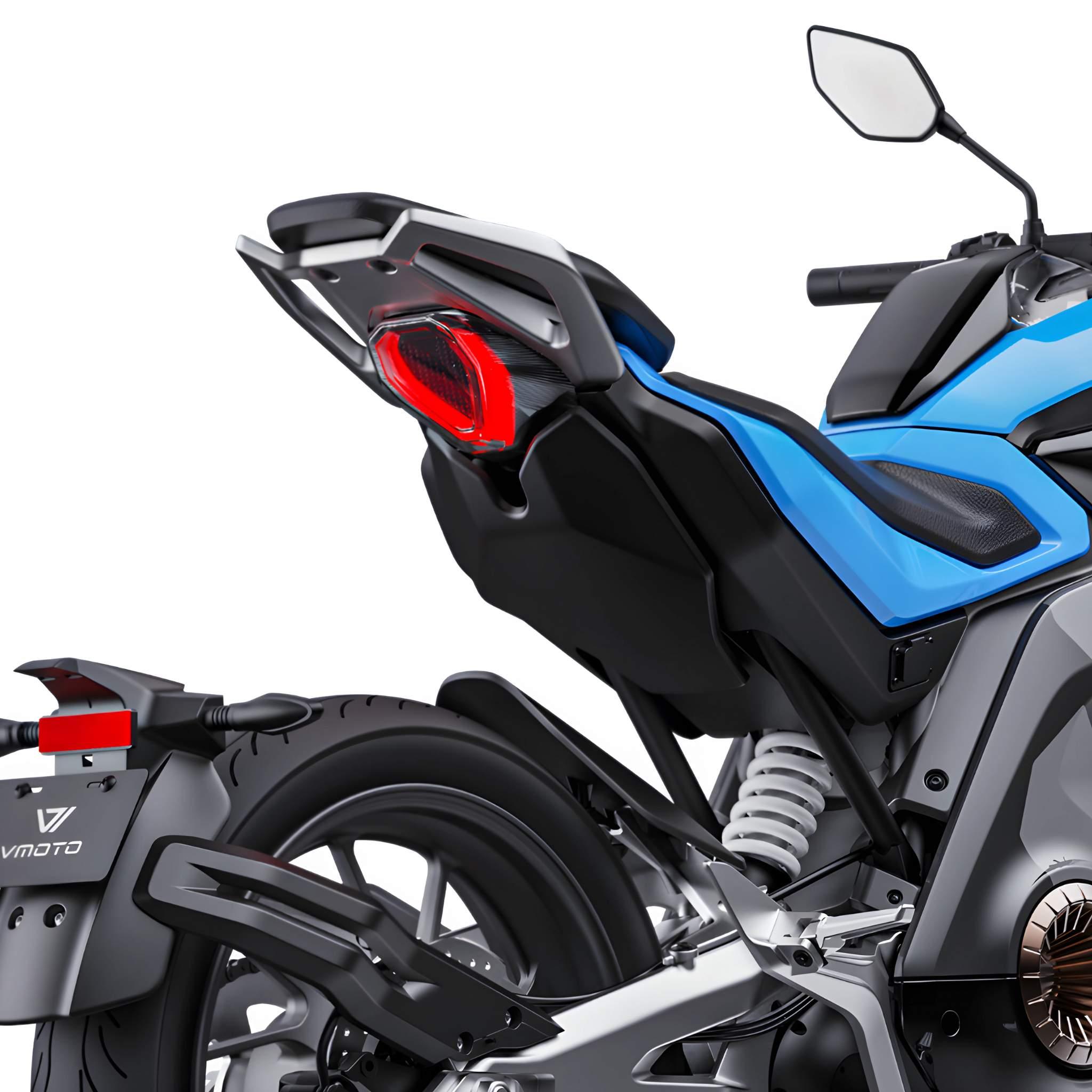 Nahaufnahme des hinteren Teils eines blau-schwarzen VMOTO Elektro Motorrad Stash 120 km/h, mit Hervorhebung des Rücklichts, des hinteren Kotflügels, des Sitzes, der Federung und eines Teils des Hinterrads vor einem schlichten weißen Hintergrund.