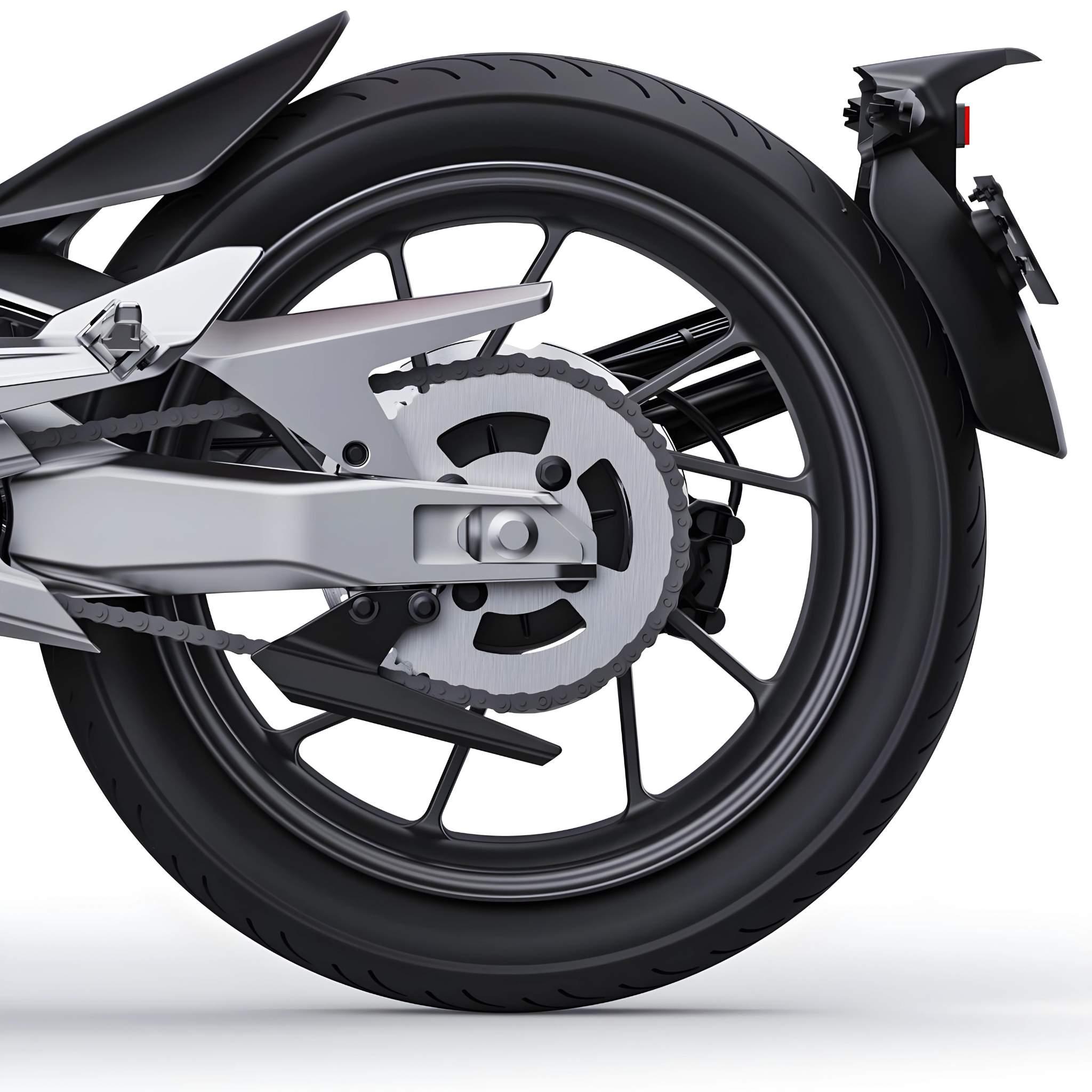 Nahaufnahme des Hinterrads des VMOTO Elektro Motorrad Stash 120 km/h, die den Reifen, die Felge, die Kette, das Ritzel und das hintere Schutzblech zeigt. Das moderne Design und die Metallic-Lackierung von VMOTO heben sich von einem weißen Hintergrund ab.