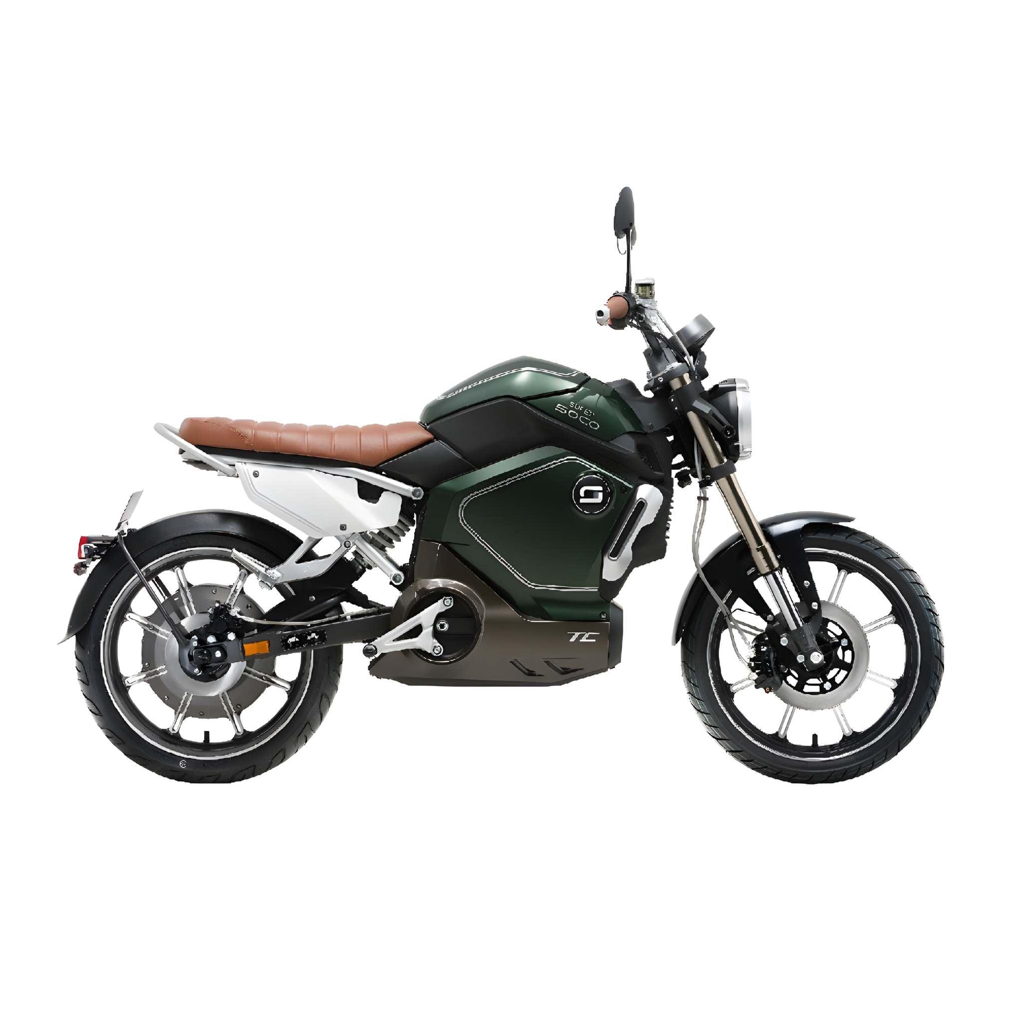 Seitenansicht des E-Motorrads SUPER SOCO TC Eco 45 km/h von Super Soco mit grüner Karosserie, braunem Ledersitz und schwarzen Rädern vor einem schlichten weißen Hintergrund.