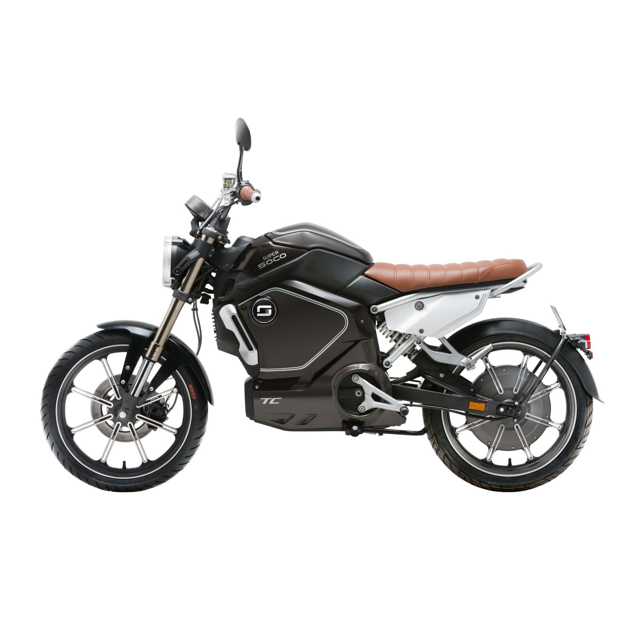 Seitenansicht des Super Soco E-Motorrads SUPER SOCO TC Eco 45 km/h mit schwarzer Karosserie mit silbernen Akzenten und braunem Ledersitz auf weißem Hintergrund.