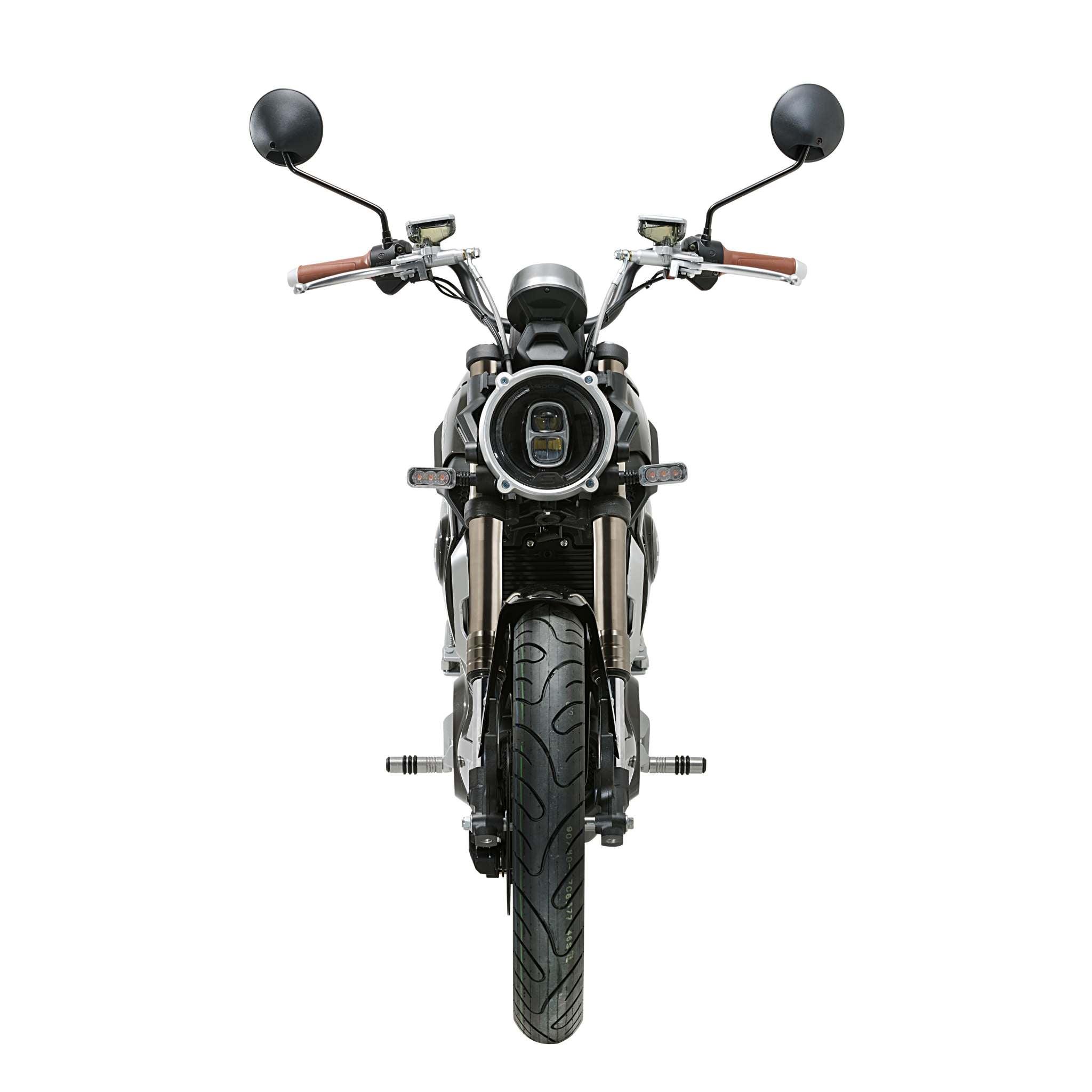 Frontansicht des Super Soco E-Motorrads SUPER SOCO TC Eco 45 km/h mit rundem Scheinwerfer, breitem Lenker mit Spiegeln und sichtbarem Vorderreifen vor weißem Hintergrund.