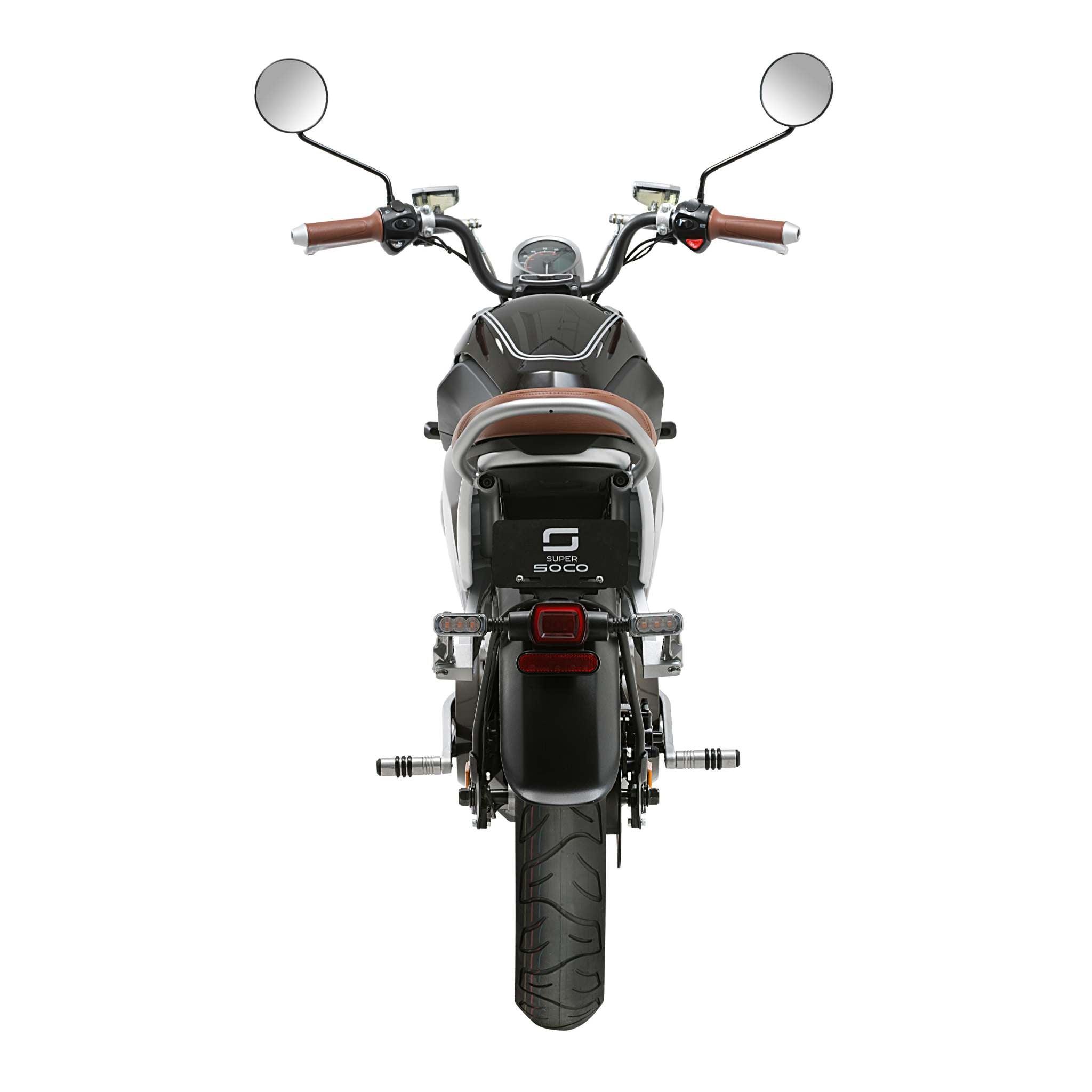 Rückansicht des Super Soco E-Motorrads SUPER SOCO TC Eco 45 km/h in Schwarz und Braun mit runden Spiegeln, breitem Lenker und sichtbarem Nummernschildhalter auf weißem Hintergrund.