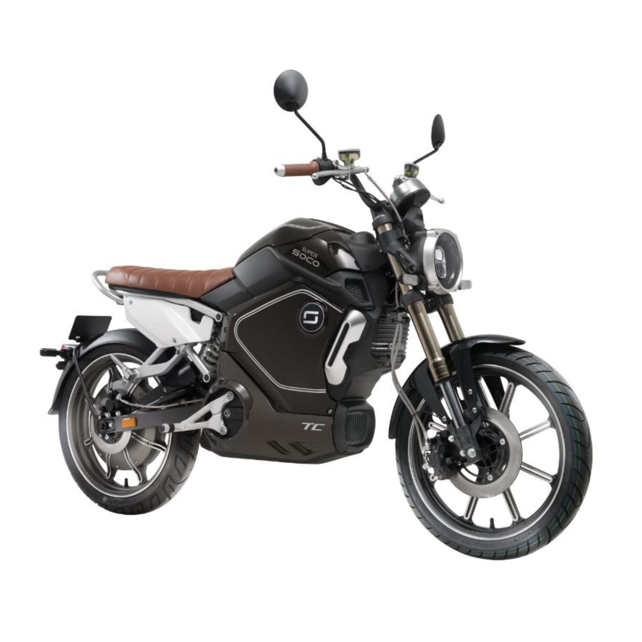 Das Super Soco E-Motorrad TC Eco 45 km/h hat ein modernes schwarz-silbernes Design, einen braunen Sitz, große runde Scheinwerfer, Rückspiegel und Leichtmetallräder. Fotografiert auf einem weißen Hintergrund.