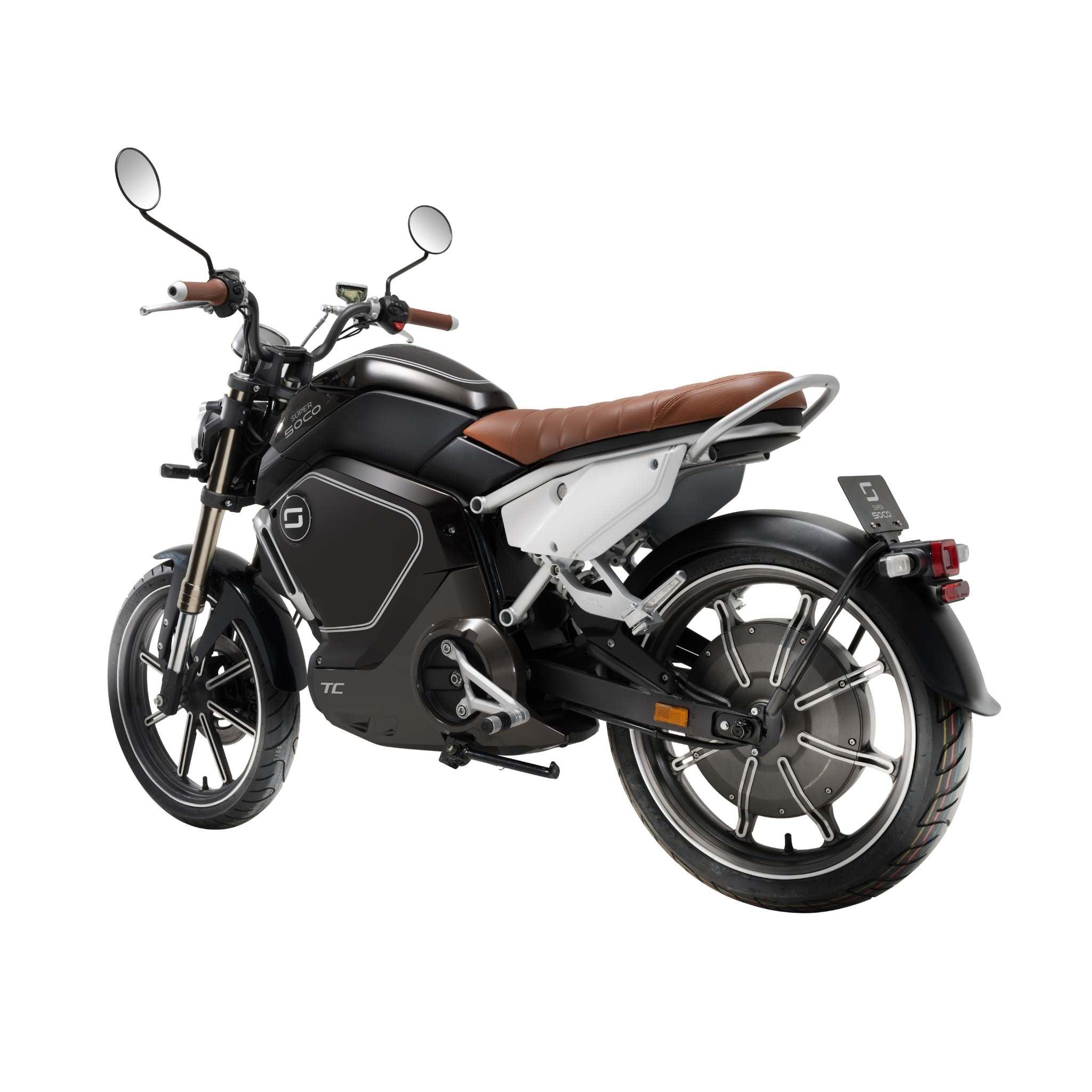 Ein schnittiges schwarz-braunes Super Soco E-Motorrad SUPER SOCO TC Eco 45 km/h mit modernem Design, braunem Ledersitz, runden Spiegeln und hinterem Nummernschild wird aus einer hinteren Dreiviertelperspektive auf weißem Hintergrund gezeigt.