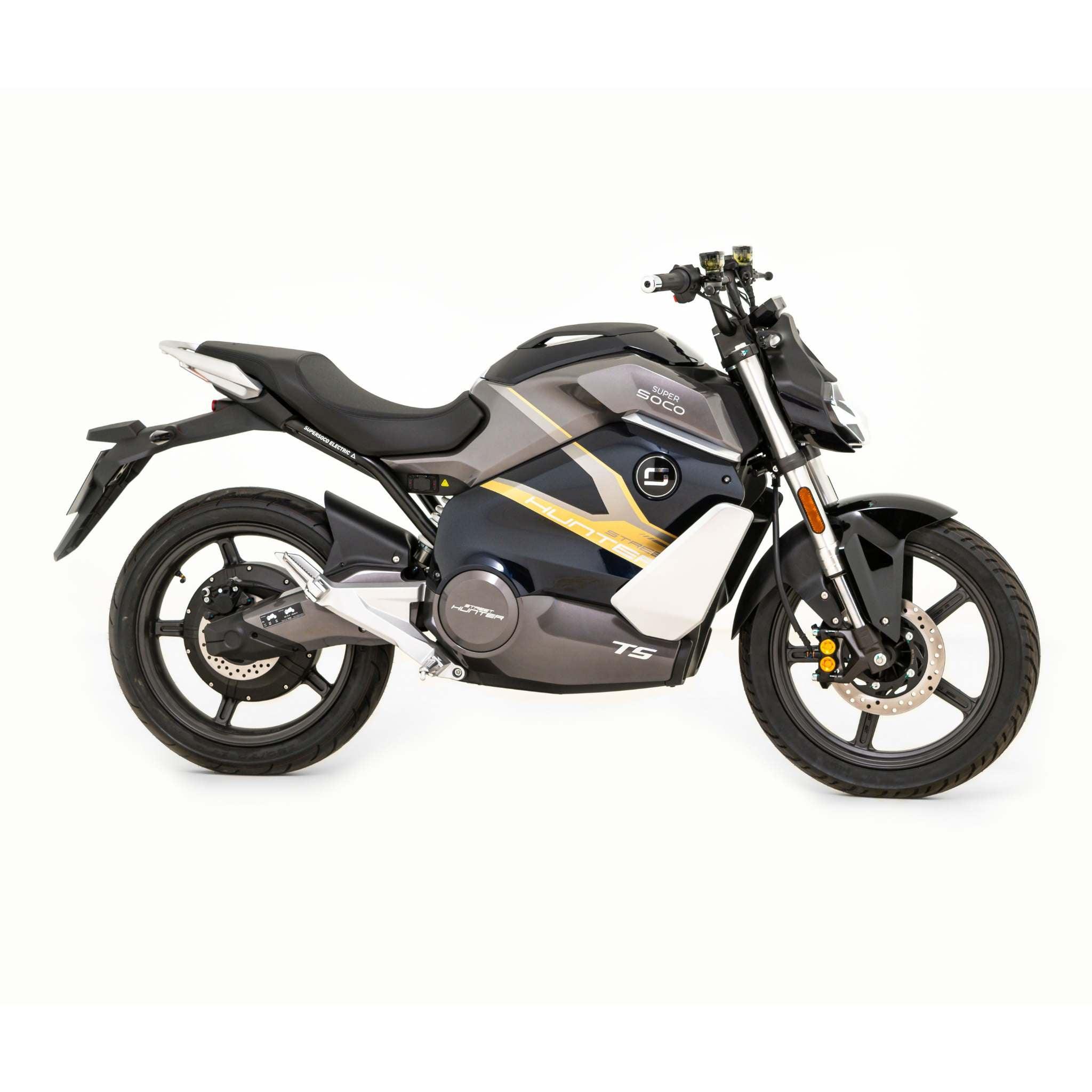 Das Super Soco E-Motorrad TS Streethunter 45 km/h, in schlichtem Schwarz und Grau mit gelben Akzenten, wird von der Seite auf weißem Hintergrund gezeigt und unterstreicht sein sportliches, modernes Design.