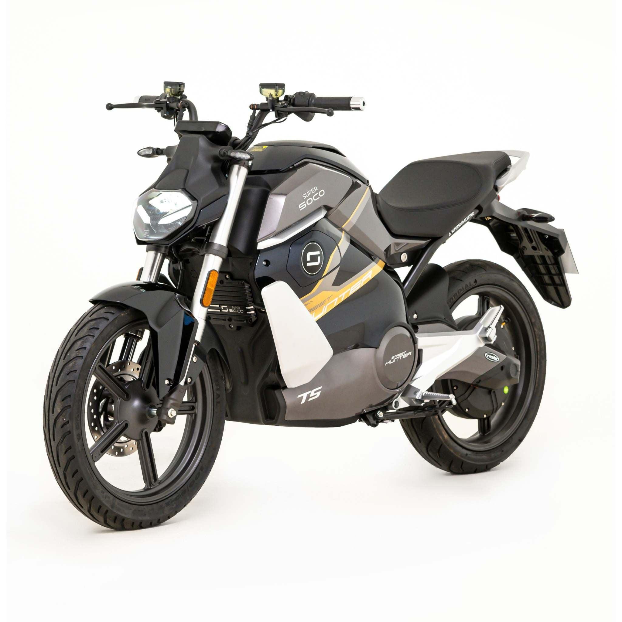 Das Super Soco E-Motorrad TS Streethunter 45 km/h in Schwarz und Silber mit goldenen Akzenten ist von vorne links zu sehen, mit geometrischem Scheinwerfer und sportlichem Design auf weißem Grund.
