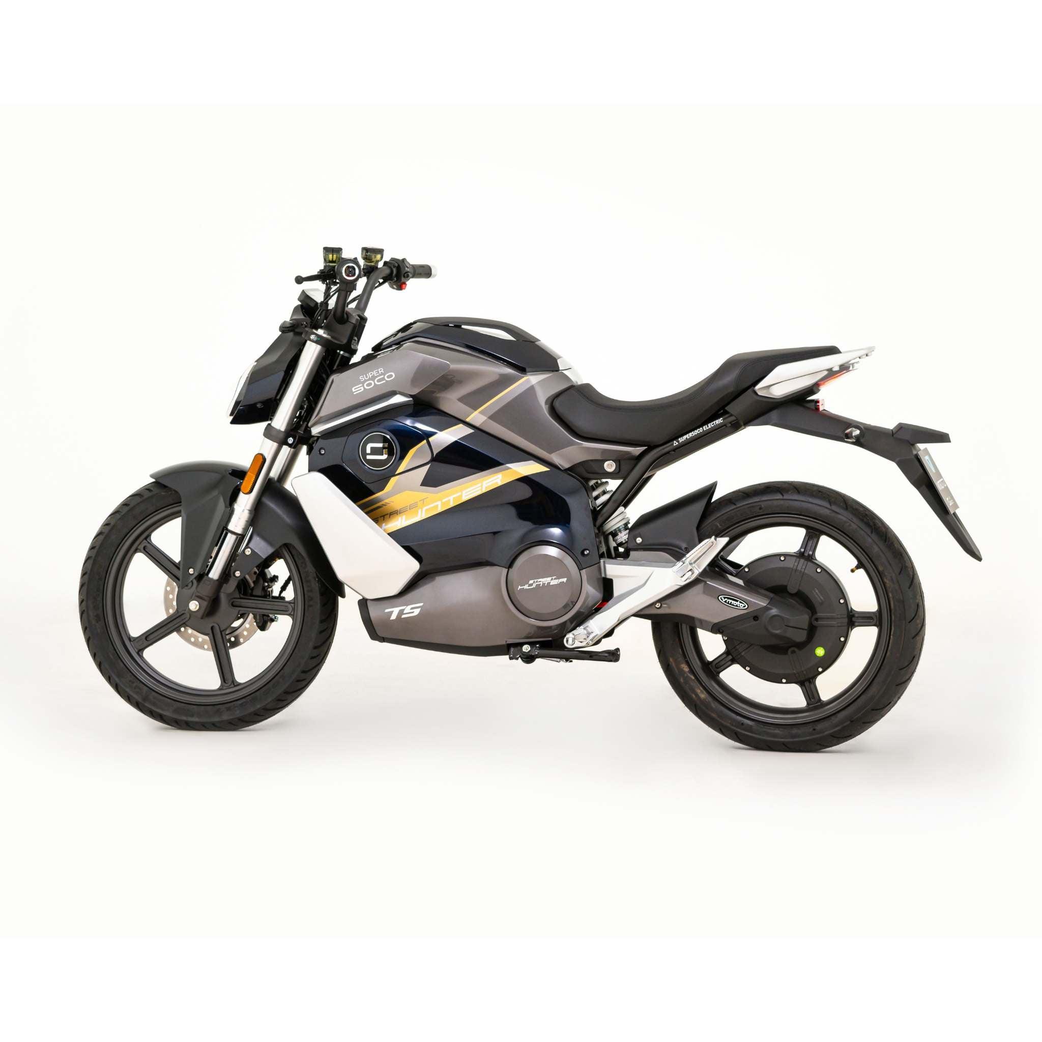 Das Super Soco E-Motorrad TS Streethunter 75 km/h, in modernem Schwarz und Grau mit goldenen Akzenten, wird von der Seite auf weißem Hintergrund gezeigt. Es verfügt über ein schlankes, sportliches Design und Scheibenbremsen und erreicht eine Geschwindigkeit von bis zu 75 km/h.