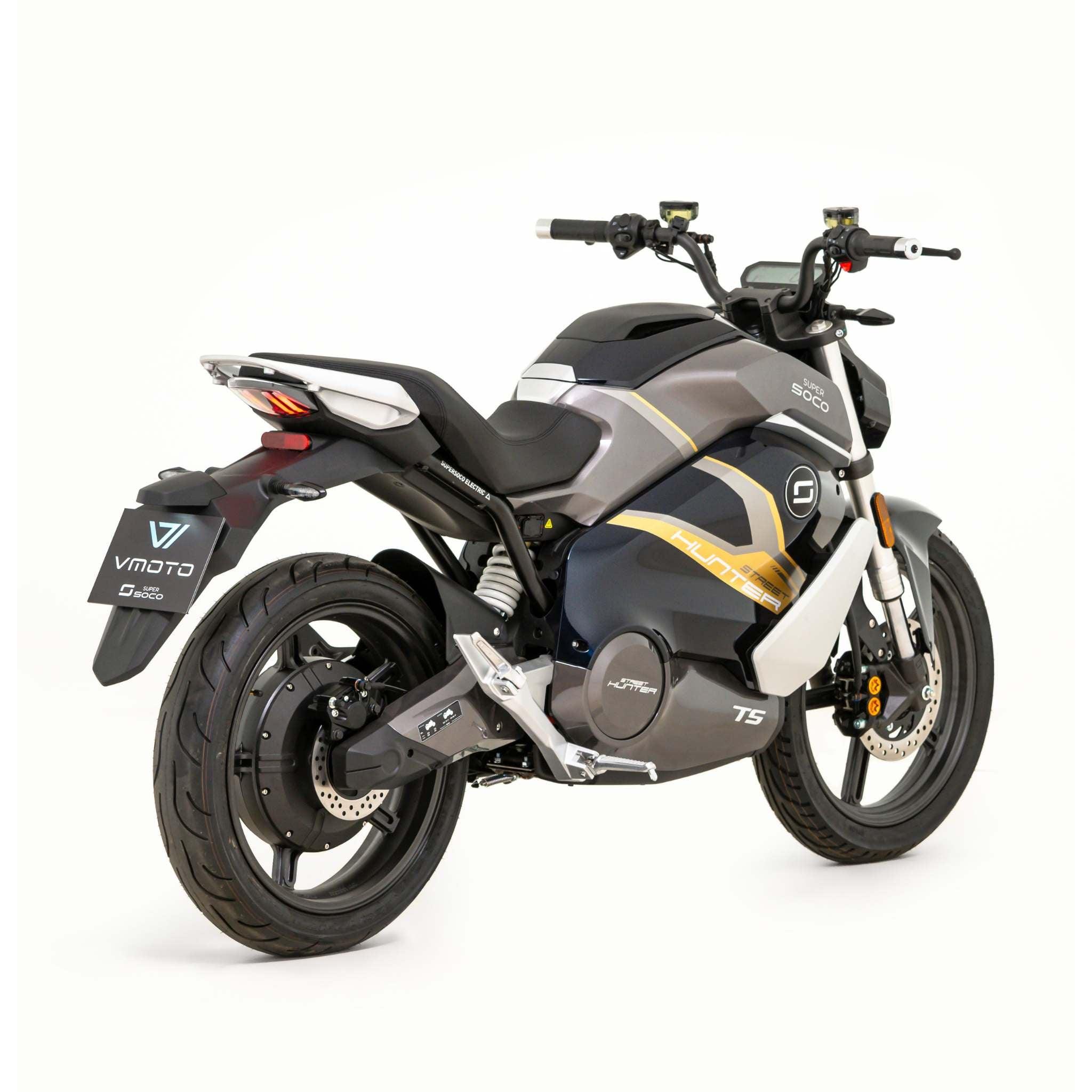 Das Super Soco E-Motorrad TS Streethunter 45 km/h hat ein elegantes schwarz-graues Design mit goldenen Akzenten, trägt den Schriftzug "SUPER SOCO" und wird von einem Lithium-Ionen-Akku angetrieben. Blick auf die Rückseite auf weißem Hintergrund.