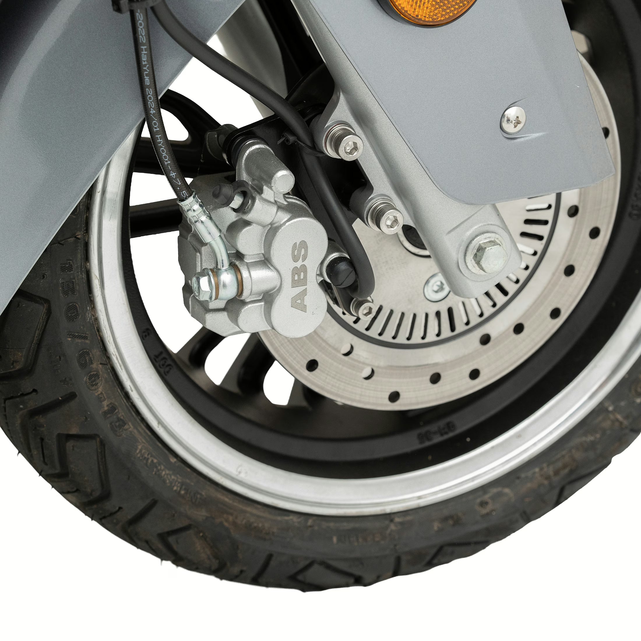 Nahaufnahme des Vorderrads eines Trinity Jupiter GT 300 Elektrorollers mit Scheibenbremse und ABS-Einheit. Das robuste Reifenprofil und die detailreich gestalteten Bremskomponenten aus Metall unterstreichen das fortschrittliche Design dieses Trinity-E-Roller-Modells aus dem Jahr 2026.