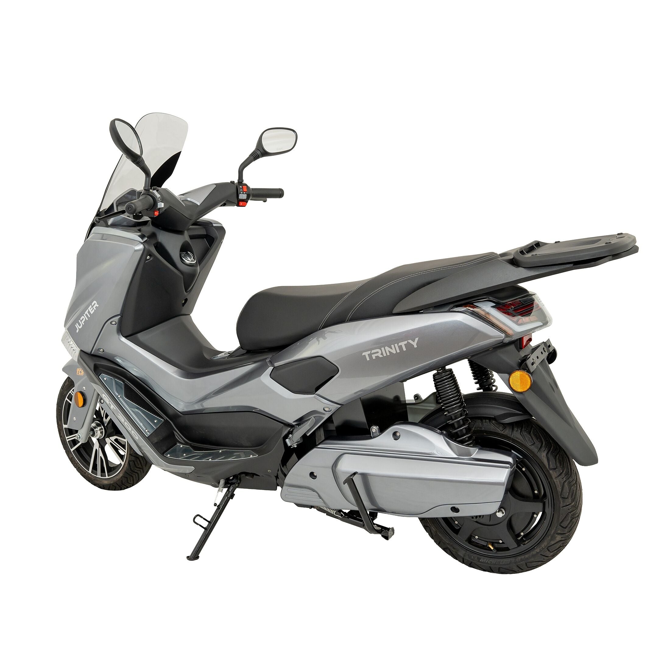 Der Trinity Jupiter GT 300 Elektroroller 2026 von Trinity in Silbergrau verfügt über eine Windschutzscheibe, Seitenspiegel, einen schwarzen Sitz, einen Gepäckträger und ein modernes Design; hier von hinten auf dem Ständer.
