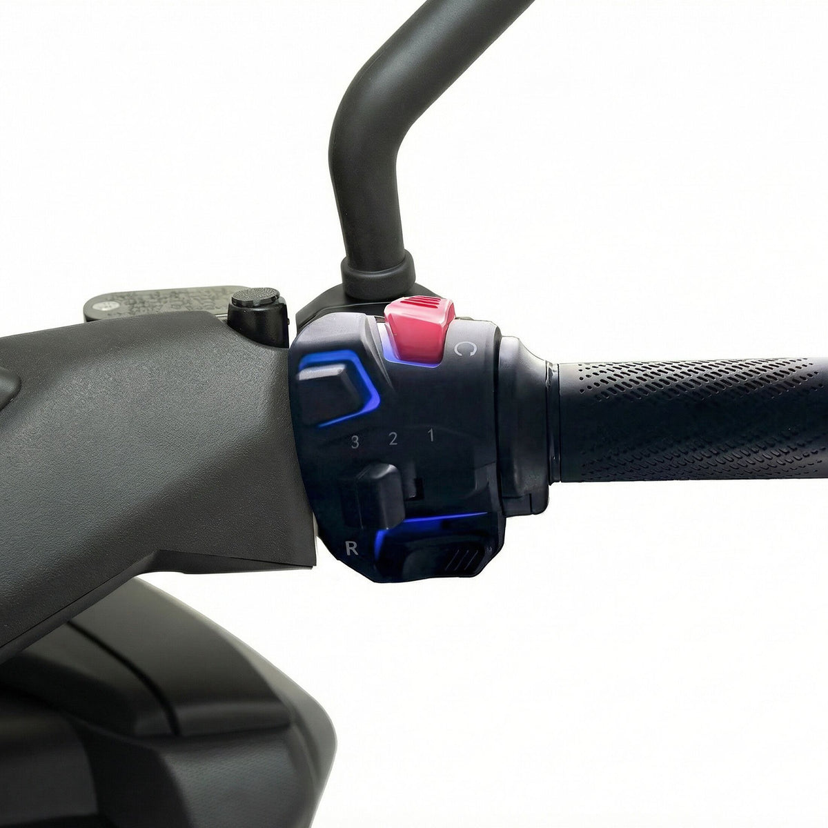 Nahaufnahme des Trinity Jupiter GT 300 E-Roller (2026) Lenkergriffs von Trinity, der einen strukturierten Gummigriff, ein Bedienfeld mit Tasten und einen Gangwahlschalter (1-3, R) vor einem schlichten weißen Hintergrund zeigt.