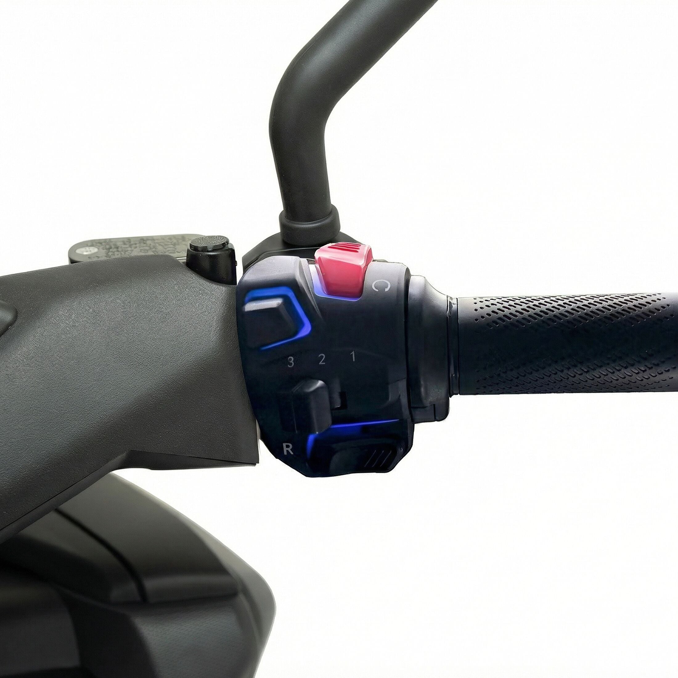 Nahaufnahme des Trinity Jupiter GT 300 E-Roller (2026) Lenkergriffs von Trinity, der einen strukturierten Gummigriff, ein Bedienfeld mit Tasten und einen Gangwahlschalter (1-3, R) vor einem schlichten weißen Hintergrund zeigt.