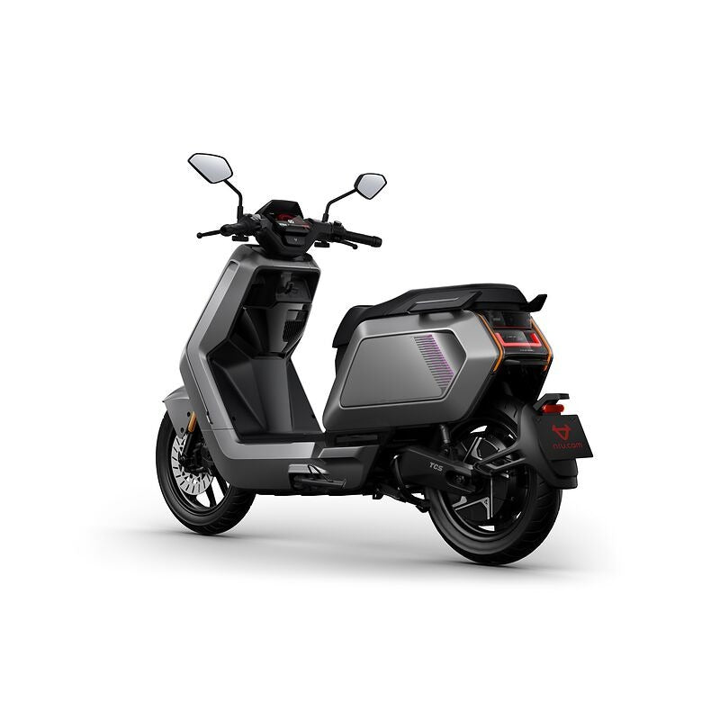 Der NIU NQiX 150 (Modell 26) Elektroroller E-Scooter in mattgrau und schwarz überzeugt mit kantigen Linien, Rücklichtern, ABS, Navigation und Heckradar - ideal für stilvolle Stadtmobilität. Bis zu 45 km/h.
