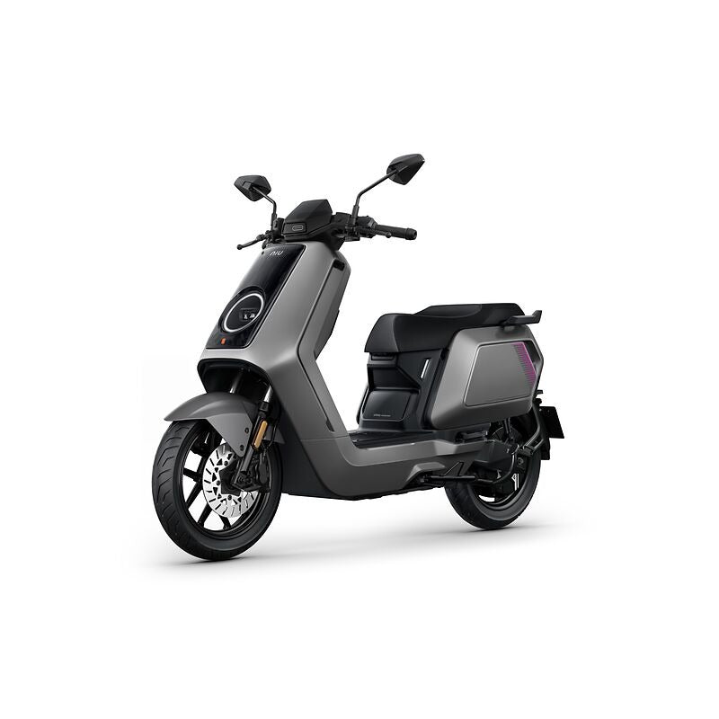 Der NIU NQiX 150 (Modell 26) Elektroroller E-Scooter Motorroller, 45 km/h mit ABS, Navigation und Heckradar von NIU, ist in schlichtem Grau mit schwarzen Akzenten und zwei Spiegeln auf weißem Grund abgebildet, von vorne links angeschrägt.