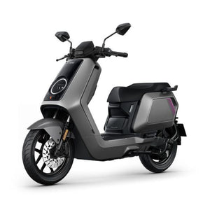 Der NIU NQiX 150 (Modell 2026) Elektroroller in Mattgrau mit schwarzen Details wird schräg auf einem weißen Hintergrund abgebildet, um die Vorderseite und die linke Seite hervorzuheben – ideal für urbane Mobilität. Merkmale: 45 km/h, ABS, Navigation, Heckradar.