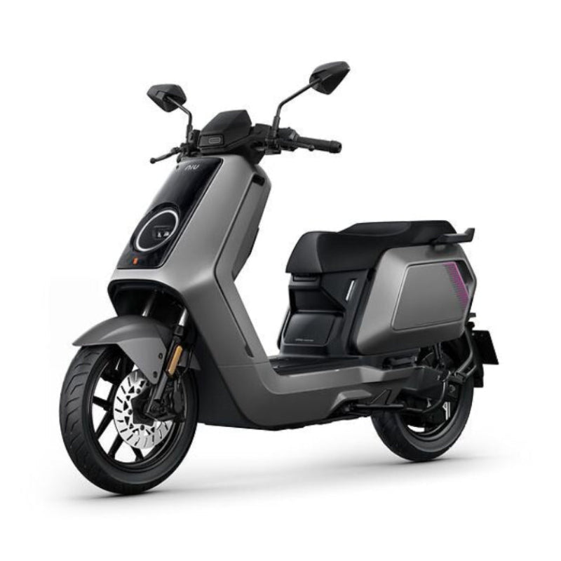 Der NIU NQiX 150 (Modell 2026) Elektroroller in Mattgrau mit schwarzen Details wird schräg auf einem weißen Hintergrund abgebildet, um die Vorderseite und die linke Seite hervorzuheben – ideal für urbane Mobilität. Merkmale: 45 km/h, ABS, Navigation, Heckradar.