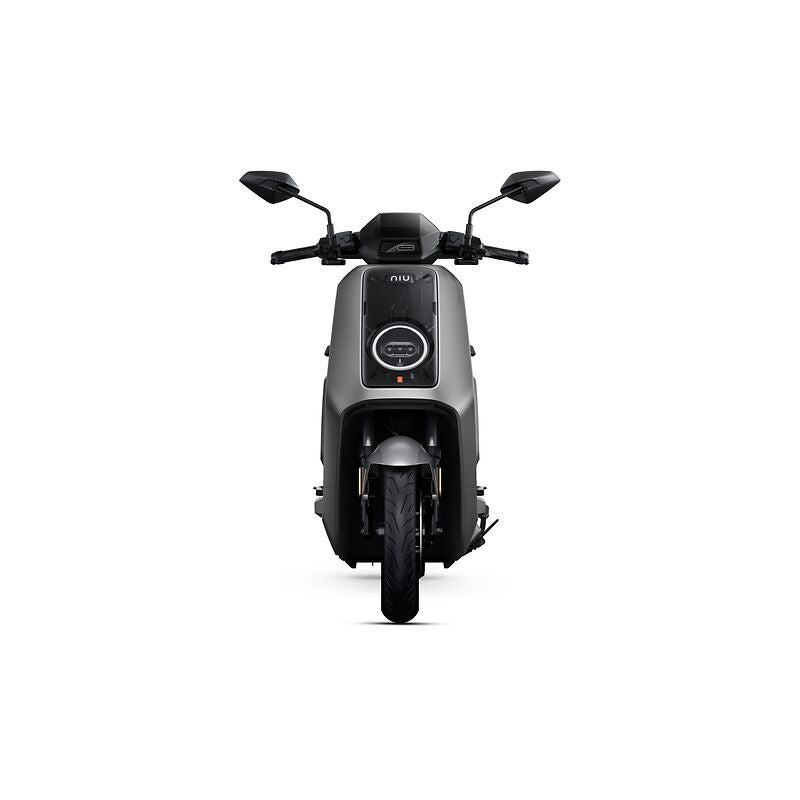 Frontansicht des NIU NQiX 150 (Modell 26) Elektroroller E-Scooter Motorroller (45 km/h, ABS, Navigation, Heckradar) von NIU - modernes Design mit eckigen Spiegeln und digitaler Anzeige, ideal für die urbane Mobilität auf schlichtem weißen Hintergrund.