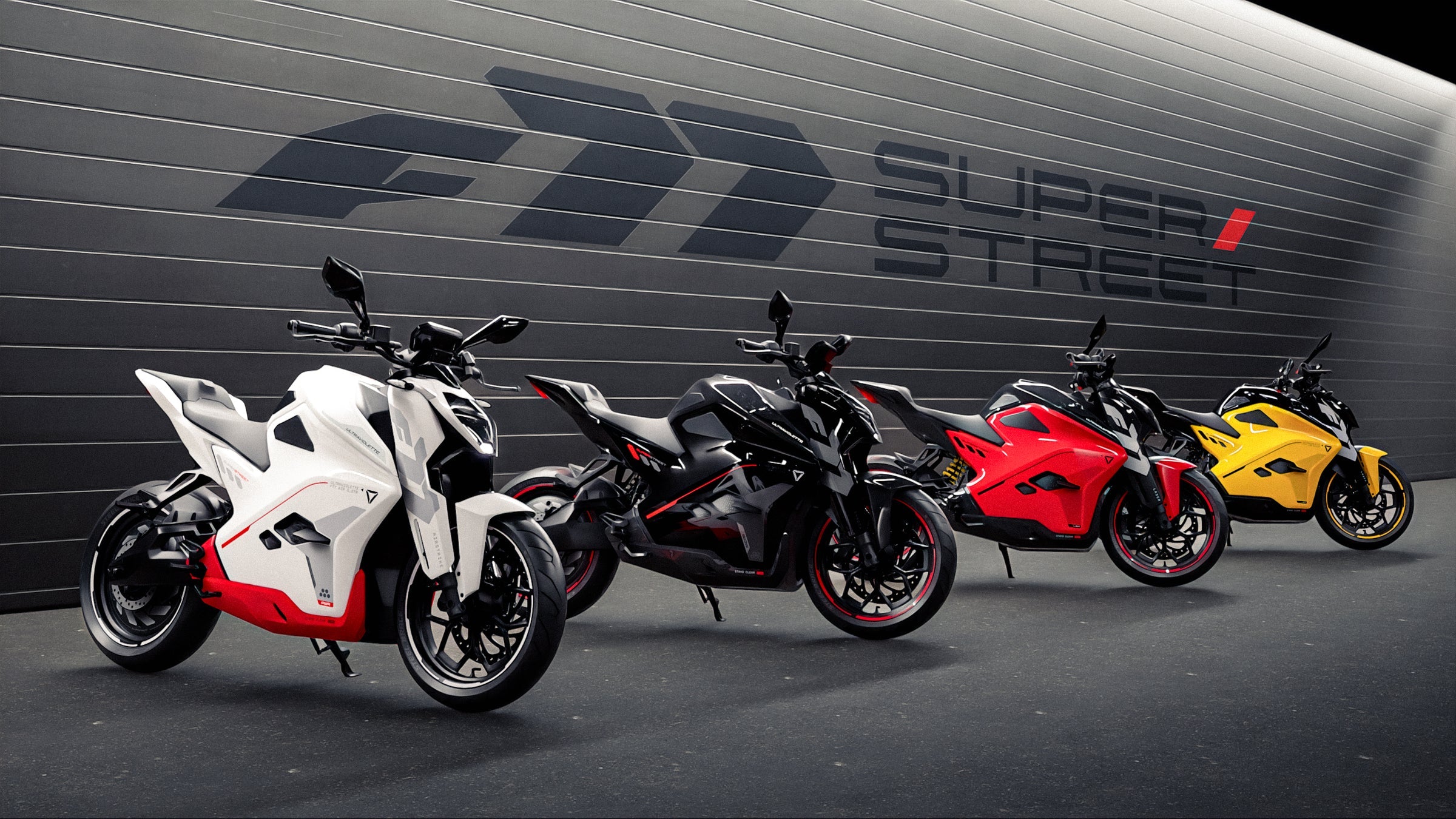 Vier Ultraviolette F77 Superstreet Recon Elektromotorräder in Weiß, Schwarz, Rot und Gelb stehen vor einer modernen Wand mit dem Super Street Logo. Die Motorräder weisen ein elegantes, kantiges Design und schwarze Räder auf.