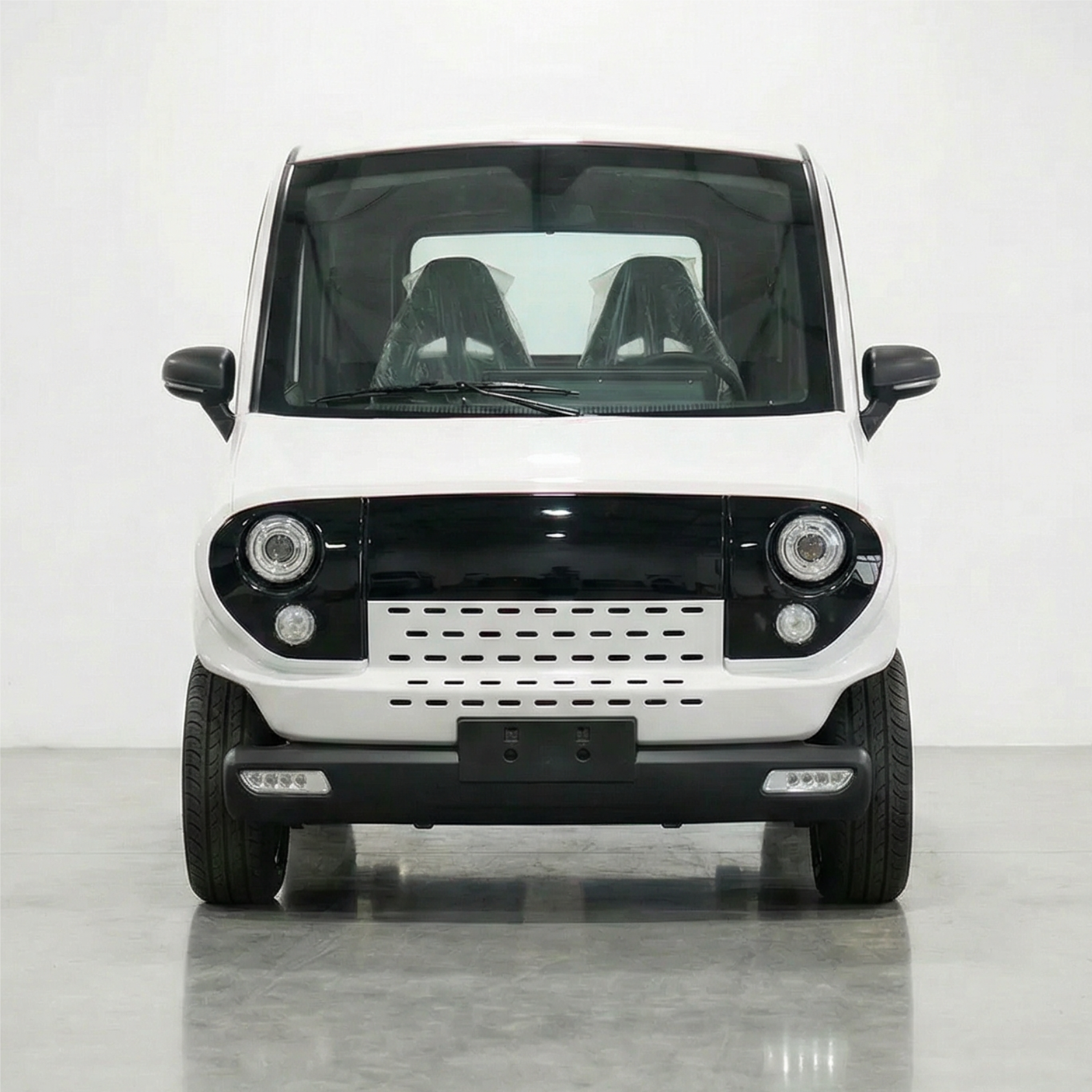 Der City Twister Luqi EV300 Pro Kabinenroller Facelift 2026, ein elektrischer Kleinwagen (45 km/h), wird als kleines weißes Fahrzeug mit kastenförmigem Design, schwarzem Kühlergrill, runden Scheinwerfern und zwei kunststoffverkleideten Sitzen vor einem schlichten hellen Hintergrund gezeigt.