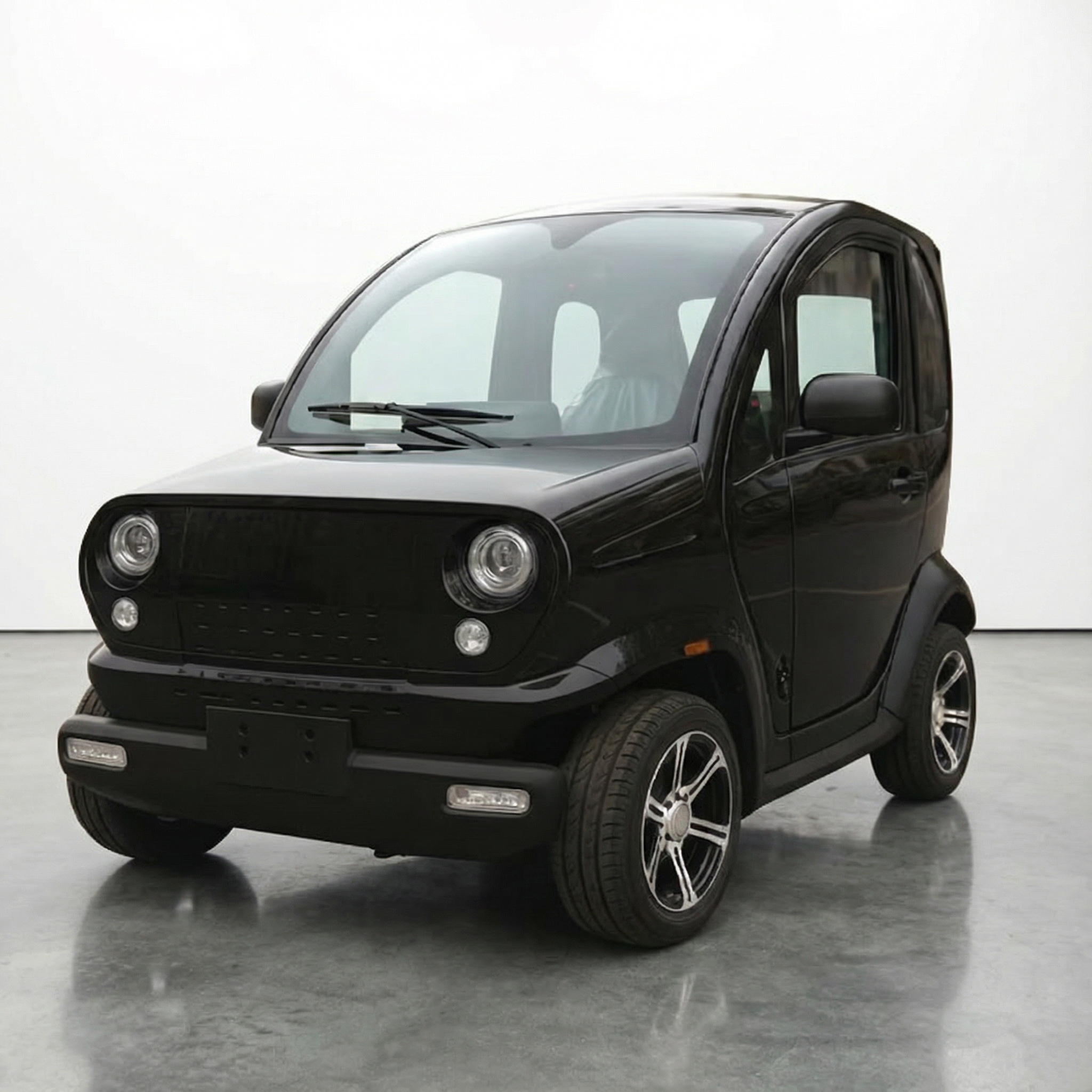 Ein schwarzer City Twister Luqi EV300 Pro Kabinenroller (Facelift Modell 2026), das kompakte Elektro-Miniauto für Alltag, Wetter und Freiheit (45 km/h), steht auf poliertem Betonboden vor weißer Wand.