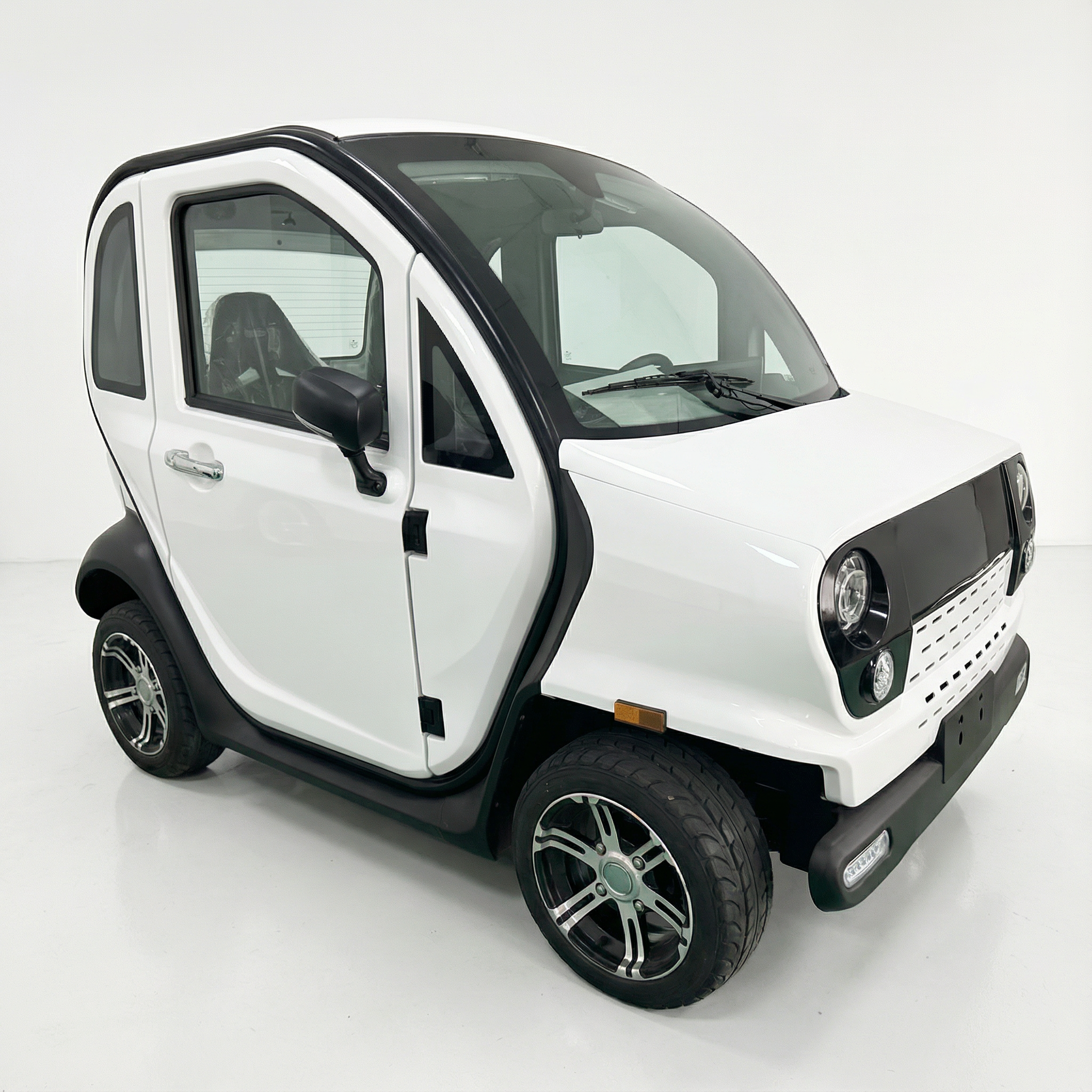 Ein kompakter, weißer City Twister Luqi EV300 Pro Kabinenroller (Facelift Modell 2026), ein modernes Elektro-Mini-Auto (45 km/h), mit schwarzer Verkleidung, steht in einer weißen Studioumgebung.
