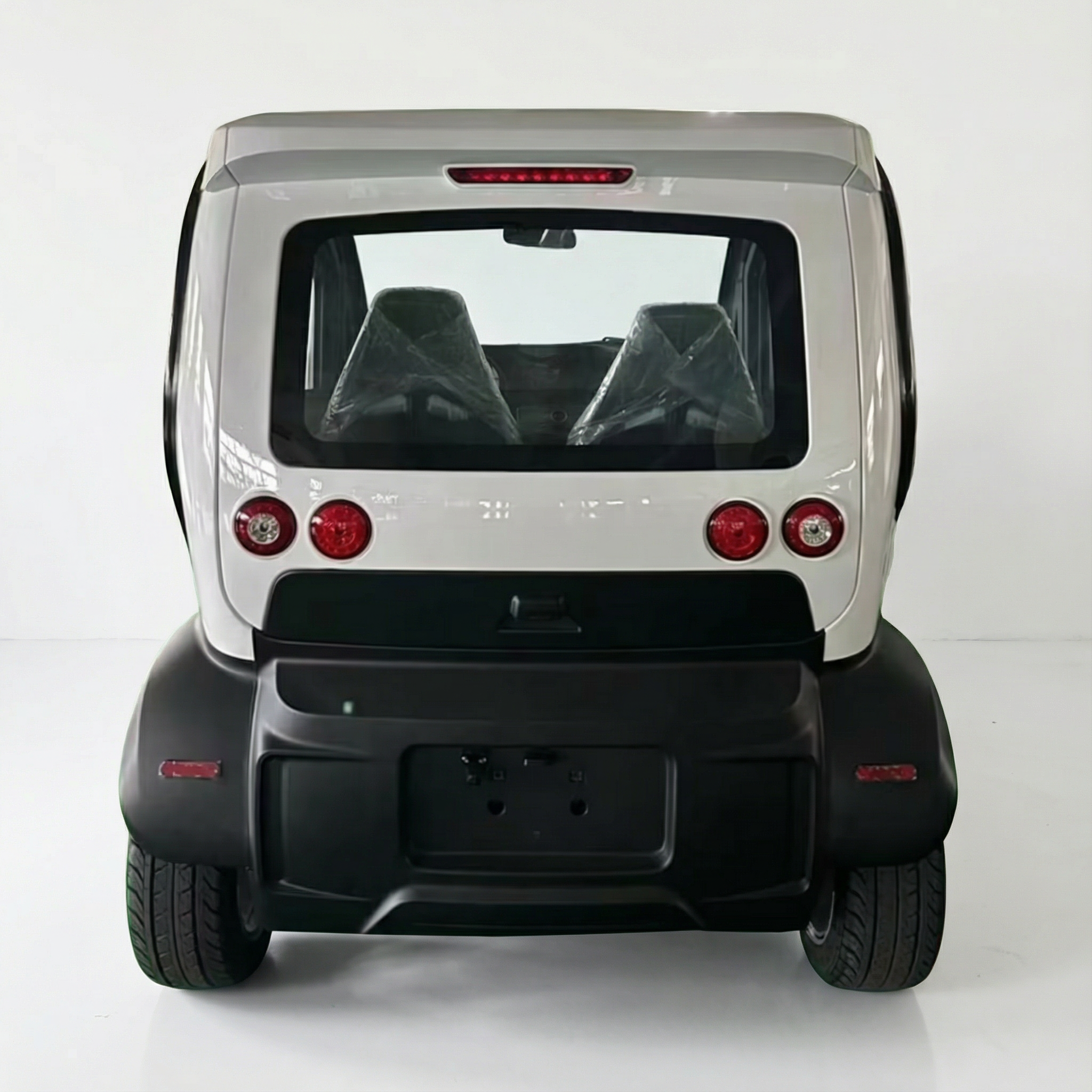 Ein weißes, kastenförmiges City Twister Luqi EV300 Pro Kabinenroller (Facelift Modell 2026) Microcar mit zwei Sitzen und roten Rücklichtern wird von hinten gezeigt, mit einem minimalistischen Design, das von klassischen Kabinenroller-Fahrzeugen inspiriert ist.