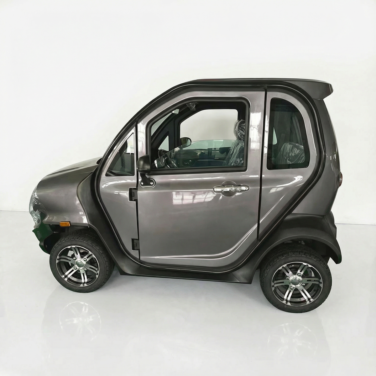 Ein kompakter, grauer, zweitüriger Elektro-Kleinwagen – der einem Elektro-Kabinenroller ähnelt – ist im Profil vor einem schlichten weißen Hintergrund abgebildet. Das moderne und minimalistische Design des City Twister Luqi EV300 Pro Kabinenrollers (Modell 2026) macht dieses 45 km/h schnelle Miniauto mit Elektroantrieb zur idealen Wahl für den städtischen Alltag, bei jedem Wetter und für persönliche Freiheit.