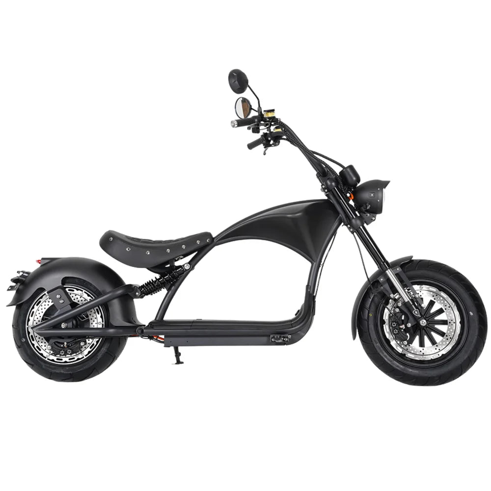 Seitenansicht des Mangosteen MANGOSTEEN M1P Citycoco E-Chopper Modell 26 in schlichtem Schwarz, mit breiten Reifen, niedrigem Sitz, erhöhtem Lenker, minimalistischem Stil und einem 30 Ah Lithium-Ionen-Akku für bis zu 45 km/h; vor weißem Hintergrund.