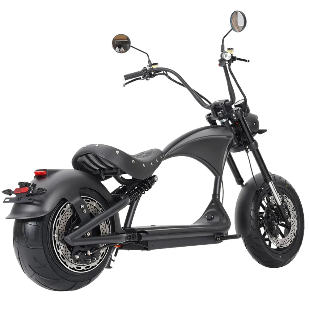 Der MANGOSTEEN M1P Citycoco E-Chopper (MODELL 26) mit 30 Ah Akku, mattschwarz, breiten Reifen, Scheibenbremsen, hohem Lenker und tiefem Rahmen - von hinten links betrachtet.