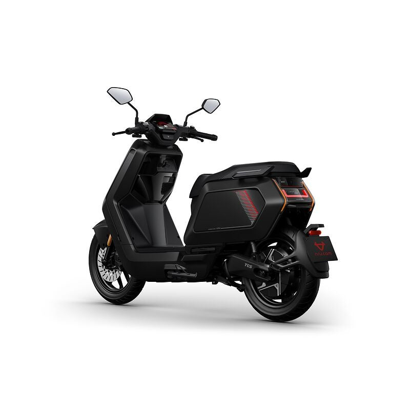 Der NIU NQiX 150 (Modell 26) Elektroroller E-Scooter ist von hinten auf weißem Hintergrund abgebildet. Hervorzuheben sind das digitale Display, das kantige schwarze Design, Rückleuchten, Seitenspiegel, ABS, Navigation und Heckradar - ideal für urbane Stadtmobilität.