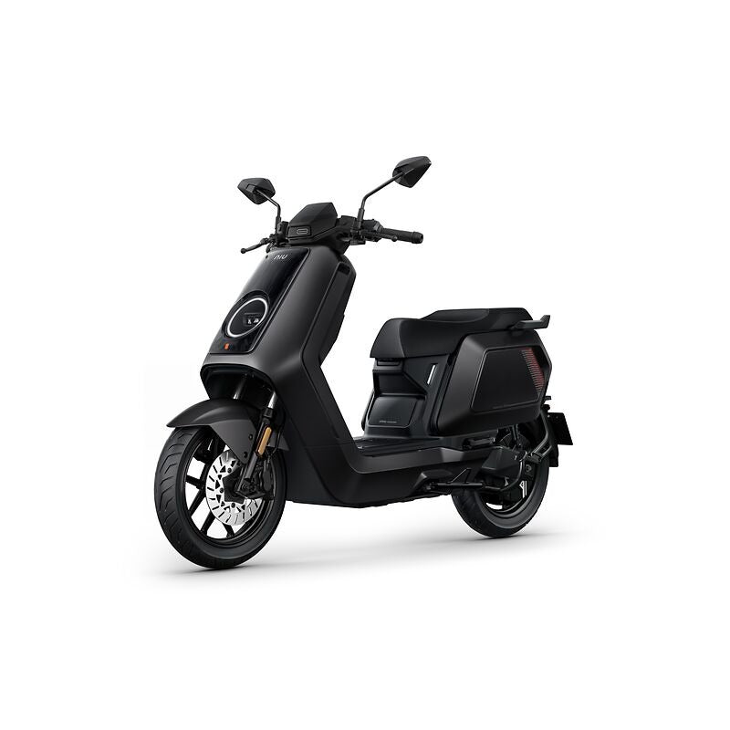 Der NIU NQiX 150 (Modell 26) Elektroroller von NIU, ausgestattet mit ABS, Navigation und Heckradar, zeigt sich mit kantigen Linien und Seitenspiegeln - ideal für die Stadtmobilität - vor einem schlichten weißen Hintergrund.