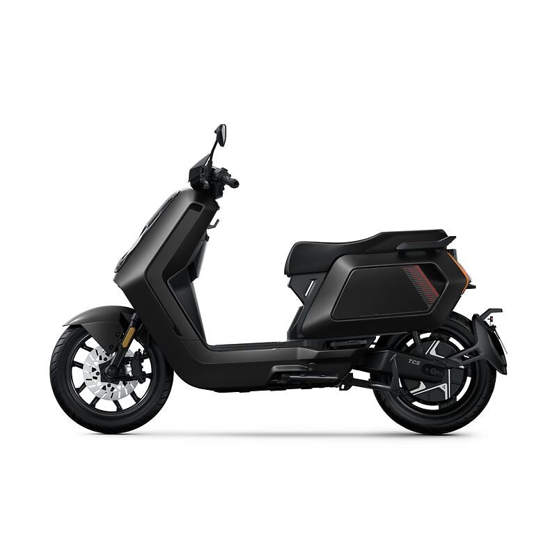 Der NIU NQiX 150 (Modell 26) Elektroroller Motorroller von NIU ist im Profil auf weißem Hintergrund abgebildet und zeigt sein schlankes Design und Funktionen wie ABS, Navigation und Heckradar für innovative Stadtmobilität.