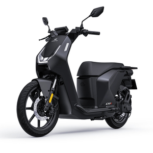 Schwarzer VMoto CITI Elektroroller, vordere Dreiviertelansicht – 74V/2×30Ah, 45 km/h (L1e). Erhältlich bei SONS OF ELECTRICITY in Dortmund, Deutschland.