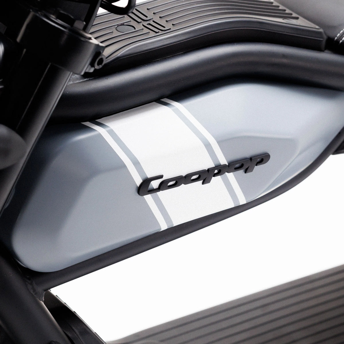 Nahaufnahme eines hellgrauen Coopop Scrambler – 45 km/h Elektroroller & E-Scooter im Scrambler-Design mit 8 kW Spitzenleistung, mit weißen Rennstreifen, einem erhabenen schwarzen Coopop-Logo an der Seitenverkleidung sowie sichtbarem schwarzem Rahmen und Trittbrett.