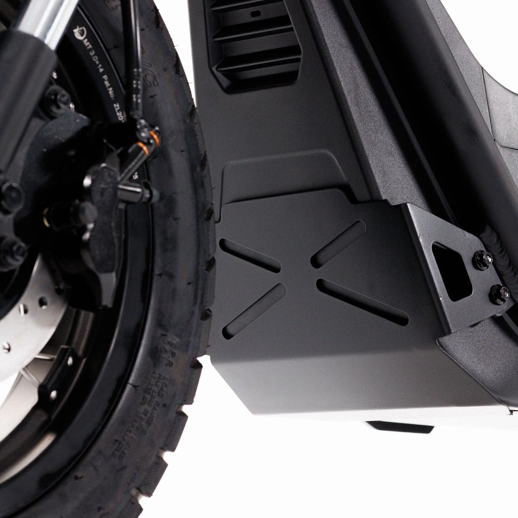 Nahaufnahme des Vorderrads und der Bremsscheibe eines Coopop Scrambler – 45 km/h Elektroroller & E-Scooter (8 kW Spitzenleistung) – mit Fokus auf den Reifen, den Bremssattel und die schwarze Metallblende mit X-Ausschnitt neben dem Rad.