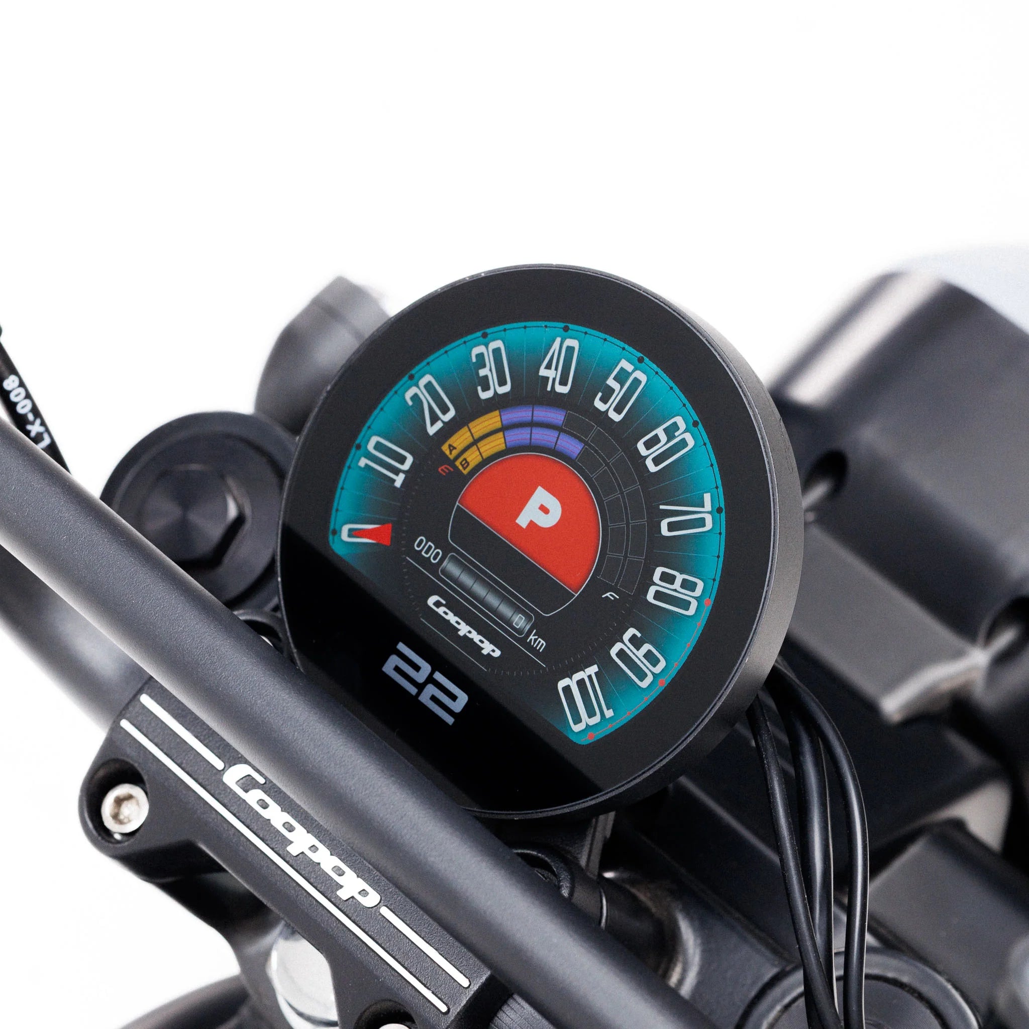 Nahaufnahme des digitalen Tachometers am Lenker eines Coopop Scrambler 45 km/h Elektrorollers, zu sehen sind eine farbenfrohe 0–80-Anzeige, das P-Symbol, die Akkuanzeige und das Gogoro-Logo.