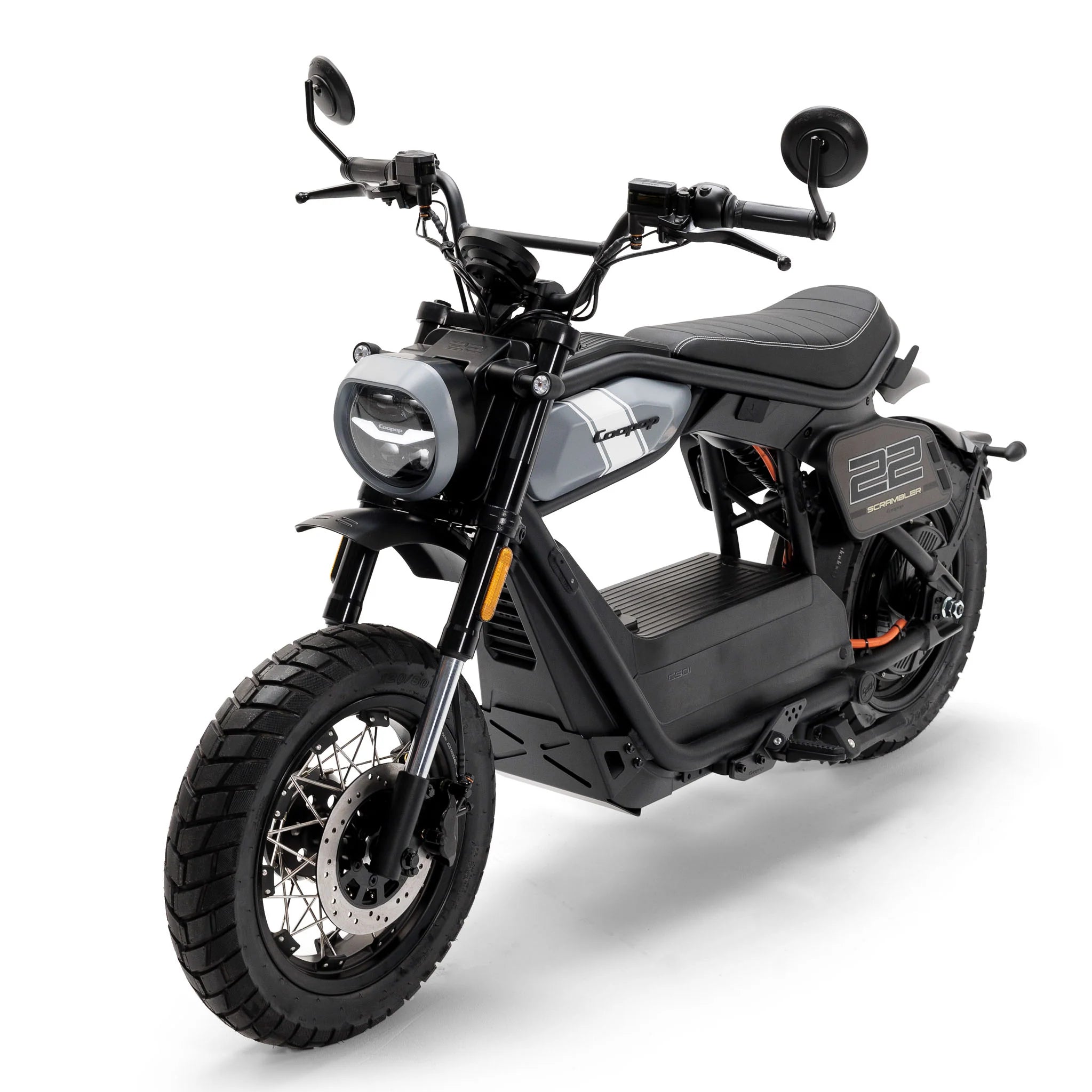 Der Coopop Scrambler – ein eleganter schwarzer E-Scooter mit breitem Lenker, rundem Scheinwerfer und minimalistischem Scrambler-Design – ist von vorne links auf weißem Hintergrund abgebildet und hebt damit den hochmodernen 8-kW-Elektroroller von Coopop hervor.