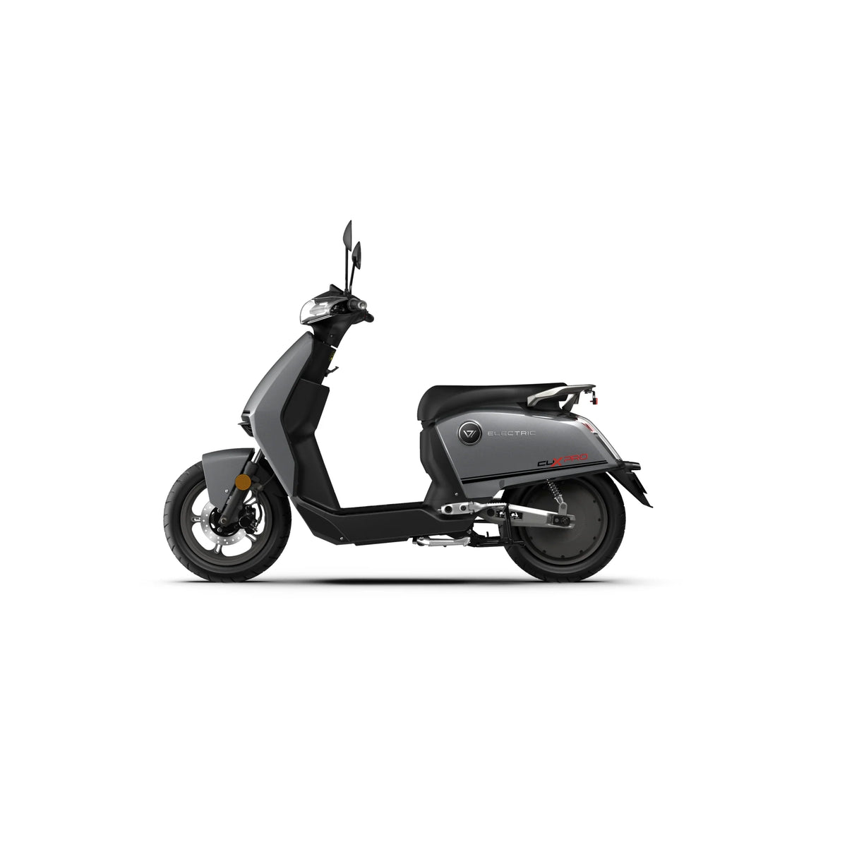 Der VMOTO SUPER SOCO CUX Pro – ein leichter E-Scooter & Elektroroller mit einer Höchstgeschwindigkeit von 45 km/h – wird in mattem Schwarz präsentiert und ist hier von der Seite auf weißem Hintergrund zu sehen. Dieser schnittige E-Roller mit Bosch-Antrieb verfügt über Spiegel, einen Scheinwerfer und stilvolle, minimalistische Designelemente – und verkörpert damit urbane Mobilität mit zeitgemäßer Eleganz.