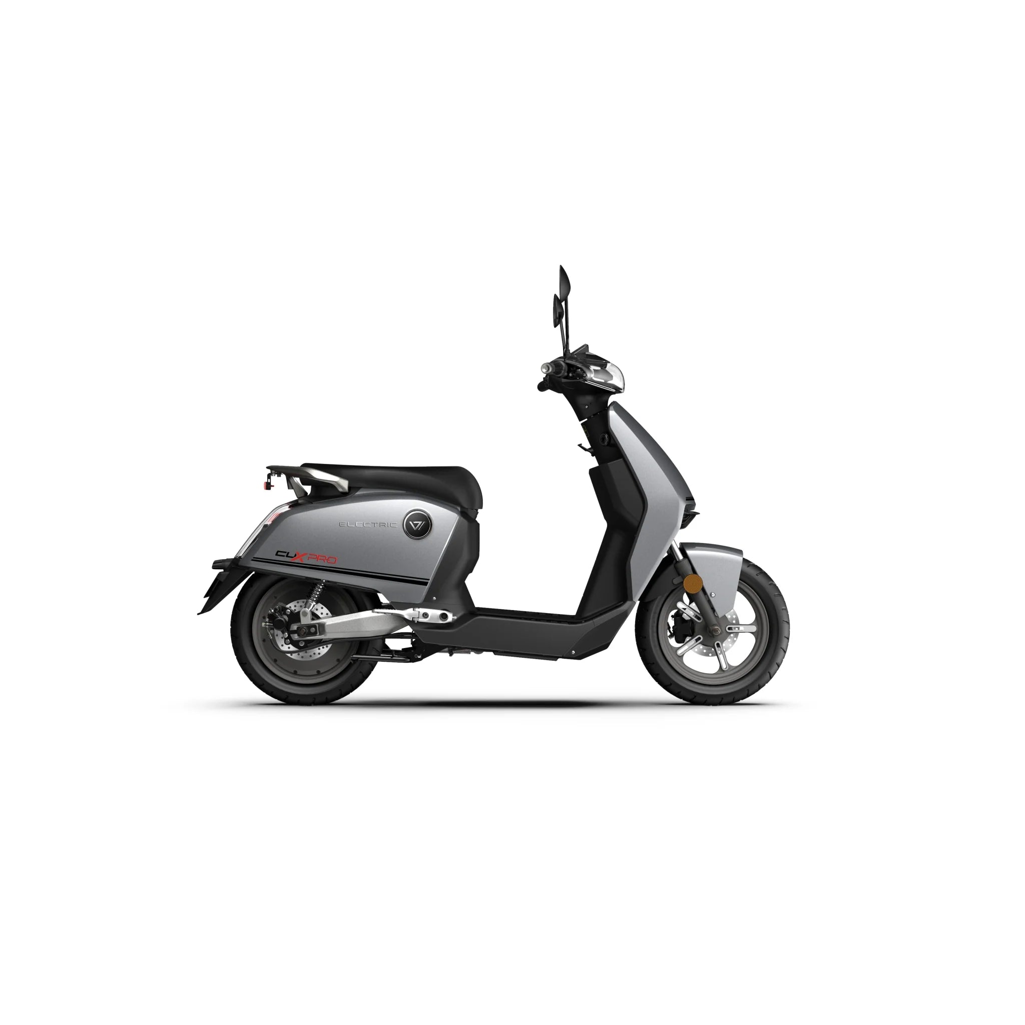 Ein schnittiger, mattgrauer Super Soco Elektroroller CUX Pro E-Scooter (45 km/h) mit schwarzen Akzenten und einem Bosch-Power Radnabenmotor wird von der Seite gezeigt und hebt seine kompakte Karosserie, den Einzelsitz und die Rückspiegel vor einem weißen Hintergrund hervor.