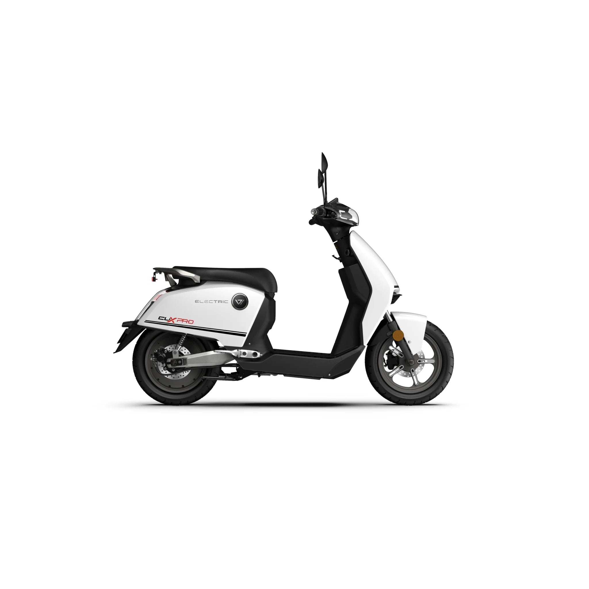 Ein Super Soco Elektroroller CUX Pro in Weiß und Schwarz mit modernem, kompaktem Design und kleinen Rädern wird in der Seitenansicht auf weißem Hintergrund gezeigt. Dieser 45 km/h schnelle E-Roller verfügt über Bosch-Power für sanfte, effiziente Fahrten.