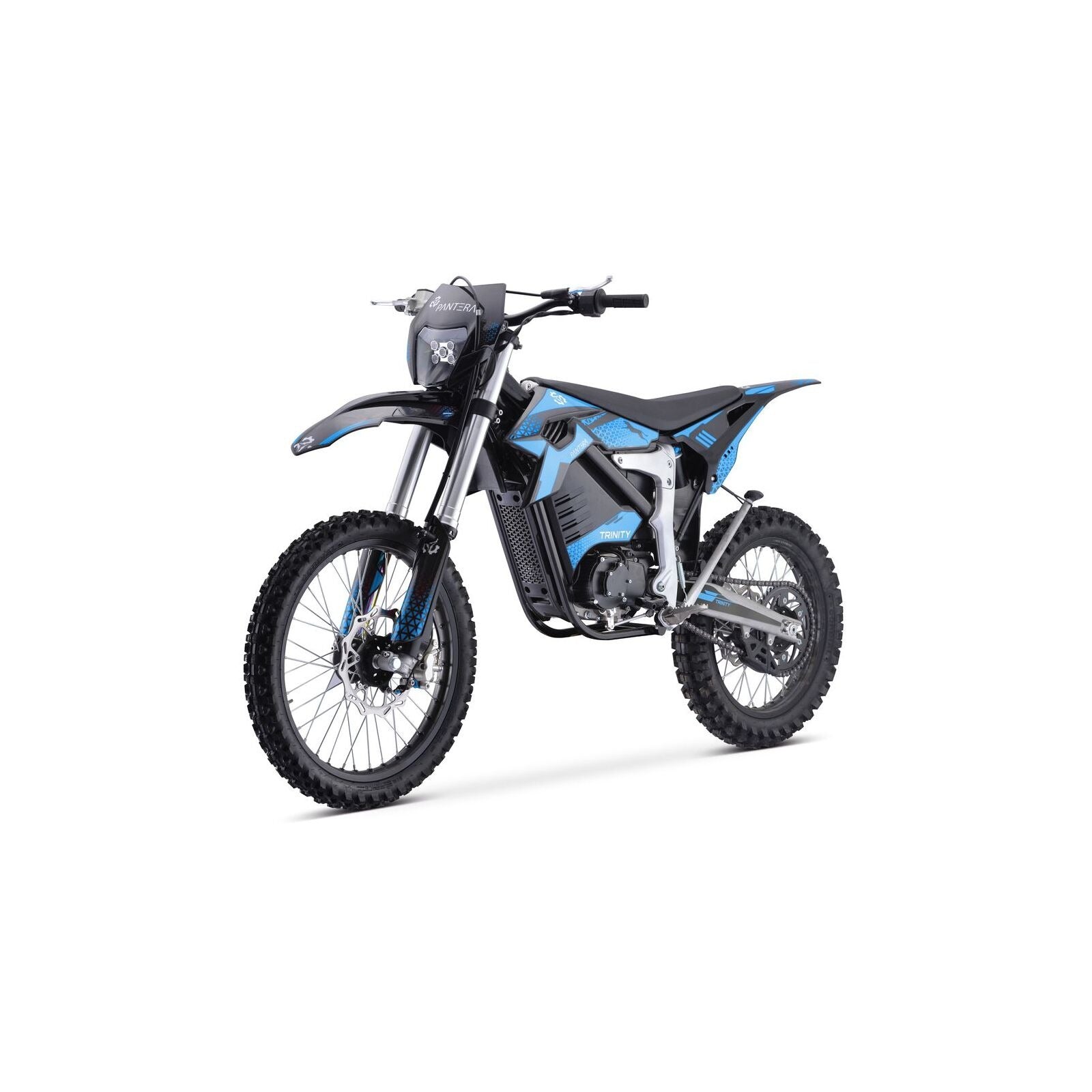 Das Trinity Panthera II - Enduro Elektro-Motorrad von Trinity in Schwarz und Blau mit Stollenreifen, hohem Vorderradschutzblech und schlankem, minimalistischem Rahmen sticht auf weißem Hintergrund hervor.