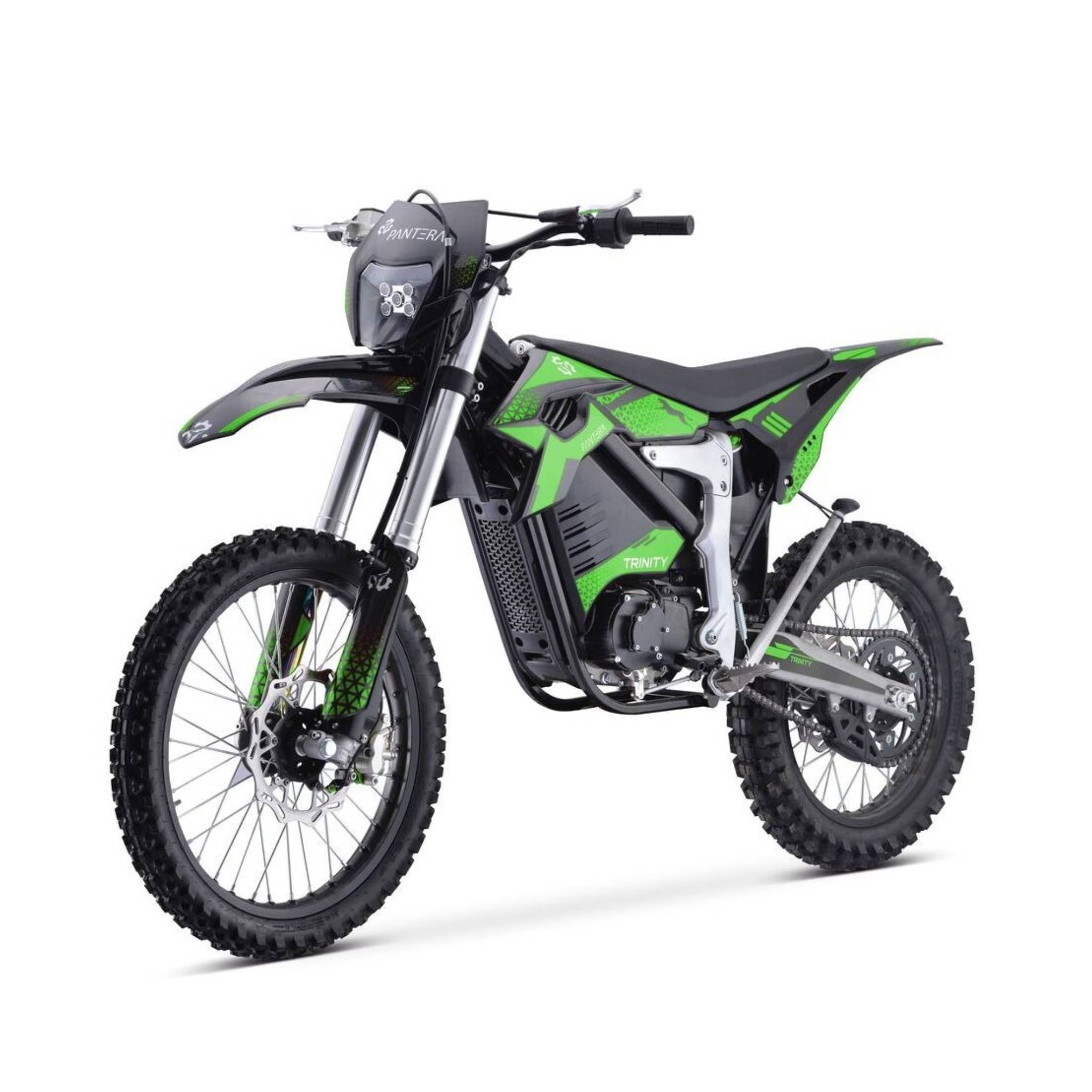 Das Trinity Panthera II Enduro Elektromotorrad, das Biest mit 1143 Nm Drehmoment, Schaltgetriebe und sportlichen Grafiken ist in Schwarz-Grün mit Offroad-Reifen und Frontscheinwerfer vor weißem Hintergrund zu sehen.